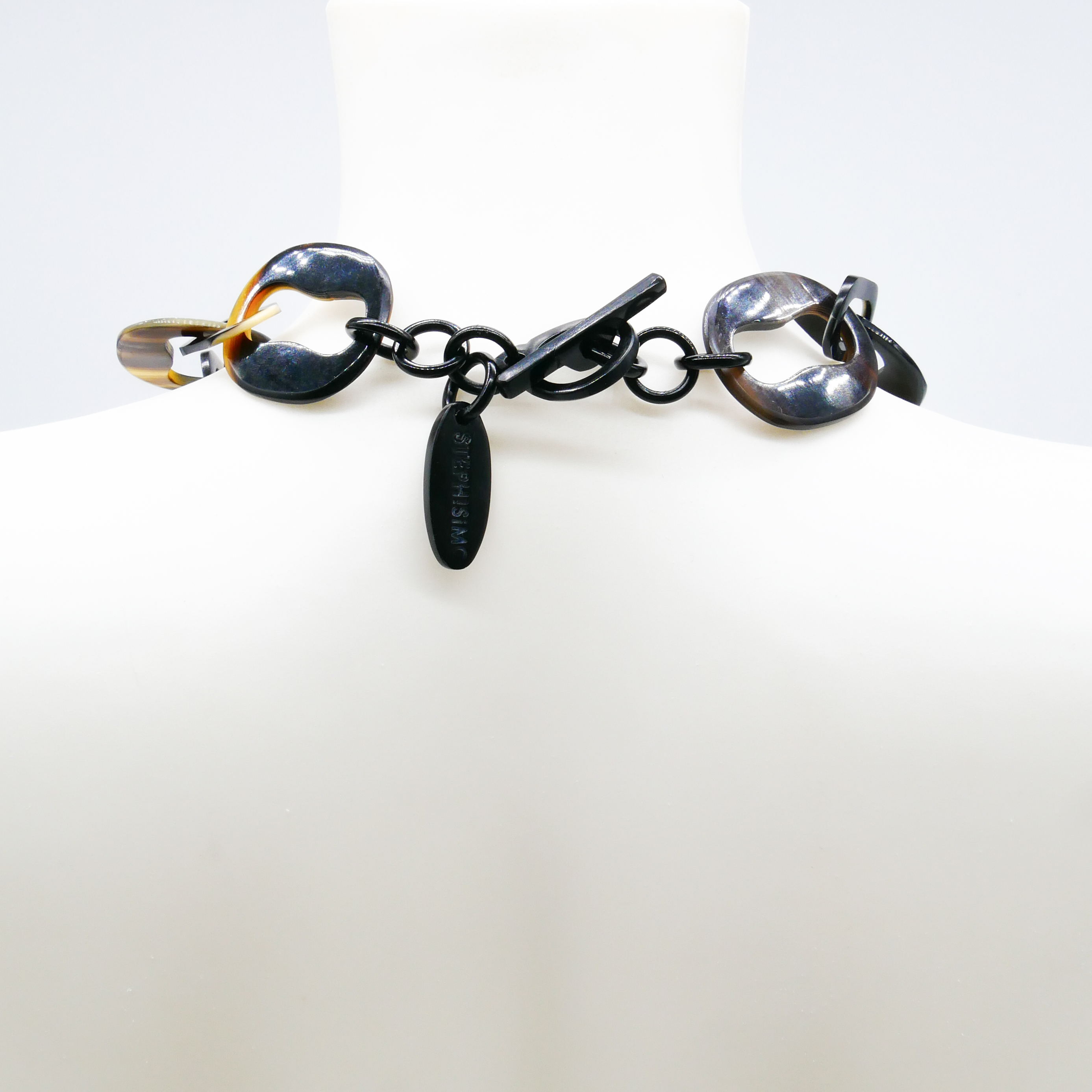 "Craft Art", short chain ovals with marble horn cut-out "Craft Art", short chain ovals with marble horn cut-out