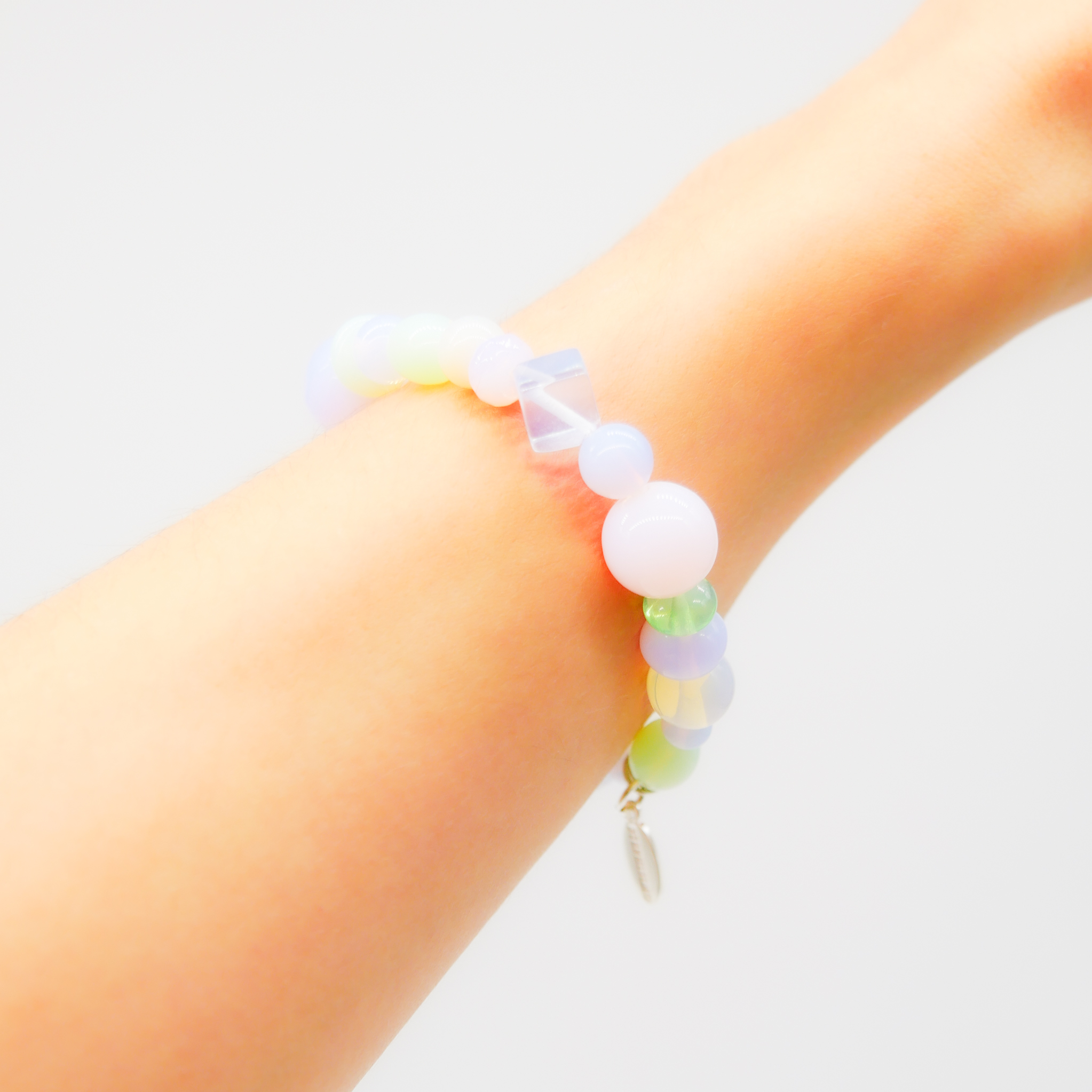 "Summer Feeling", Armband aus verschiedenen Formen, Glas- und Resin Perlen, opal-pas