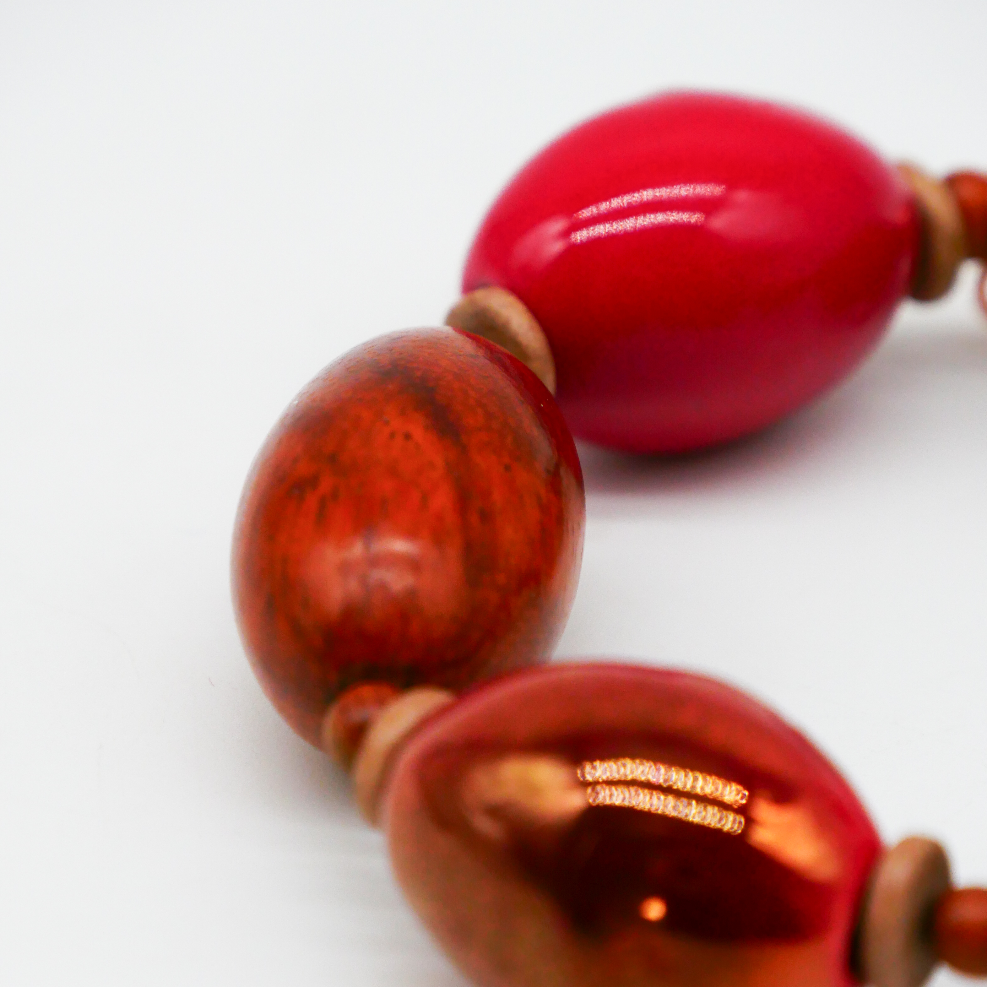 "Woodland" Armband auf Gummi "Olive", Bayong Holzoliven und Keramikoliven, rote Töne "Woodland" Armband auf Gummi "Olive", Bayong Holzoliven und Keramikoliven, rote Töne