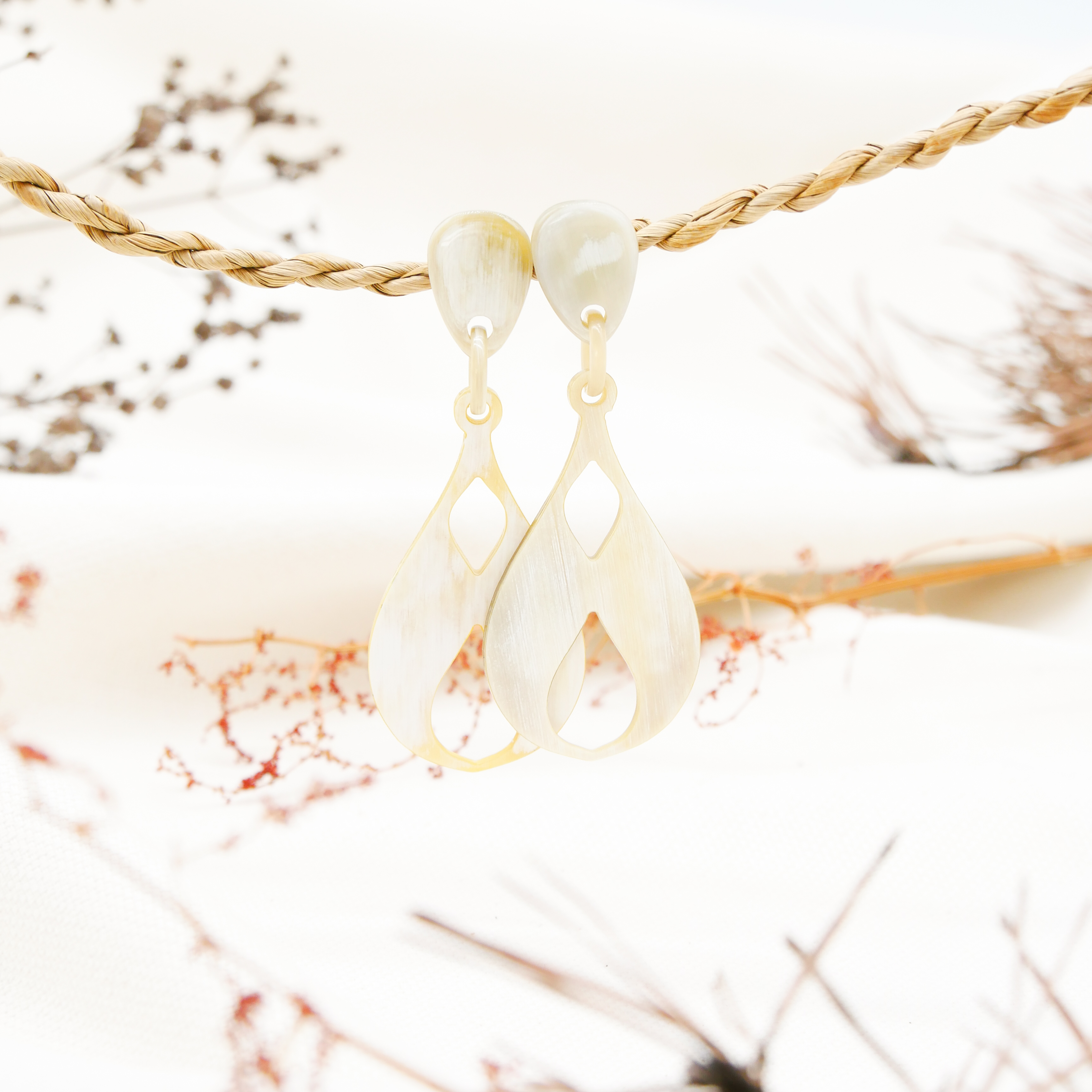 "Craft Art", Ohrring "Pendel" weißes Horn "Craft Art", Ohrring "Pendel" weißes Horn
