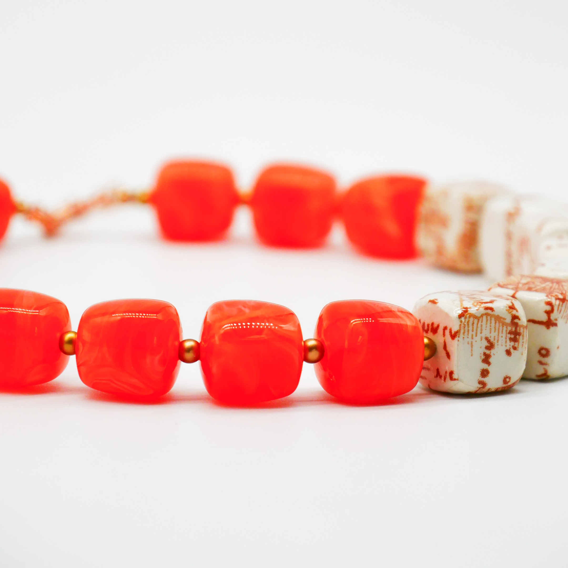 "Summer Feeling", kurze Kette "Cube" Resin- und Papercoated Perlen ca. 16 x 16 mm orange