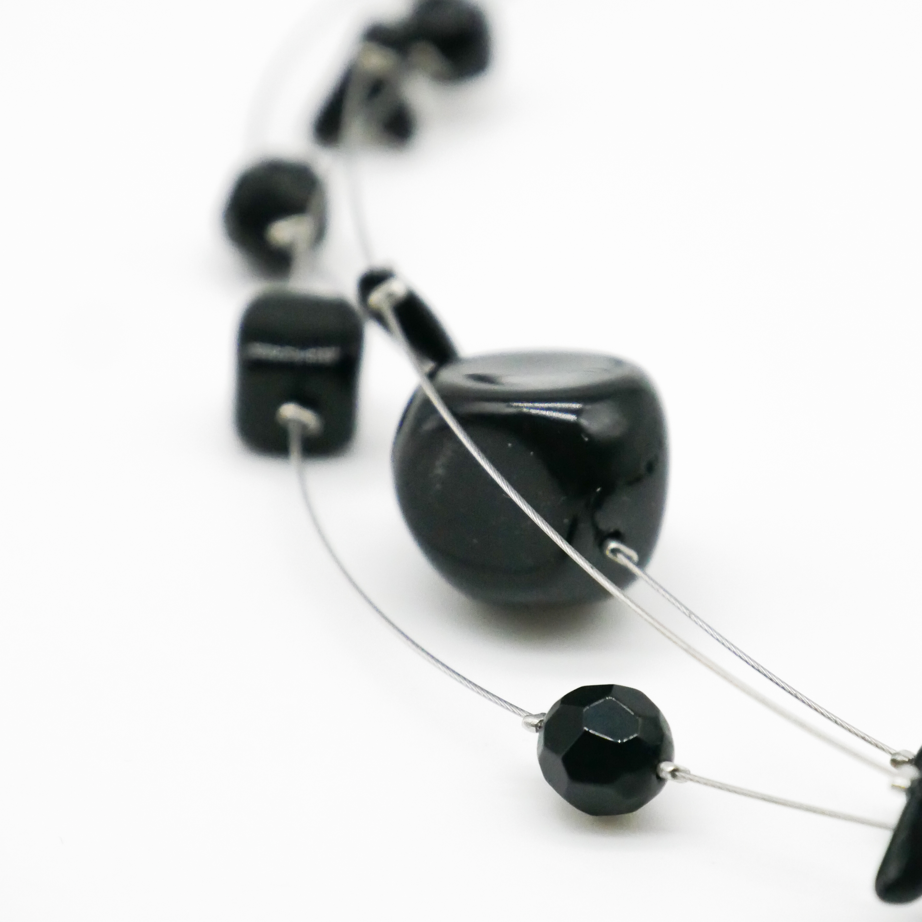 "Jet Schmuck" 3-Strang Kette, schwarze Glasperlen, verschiedene Formen 