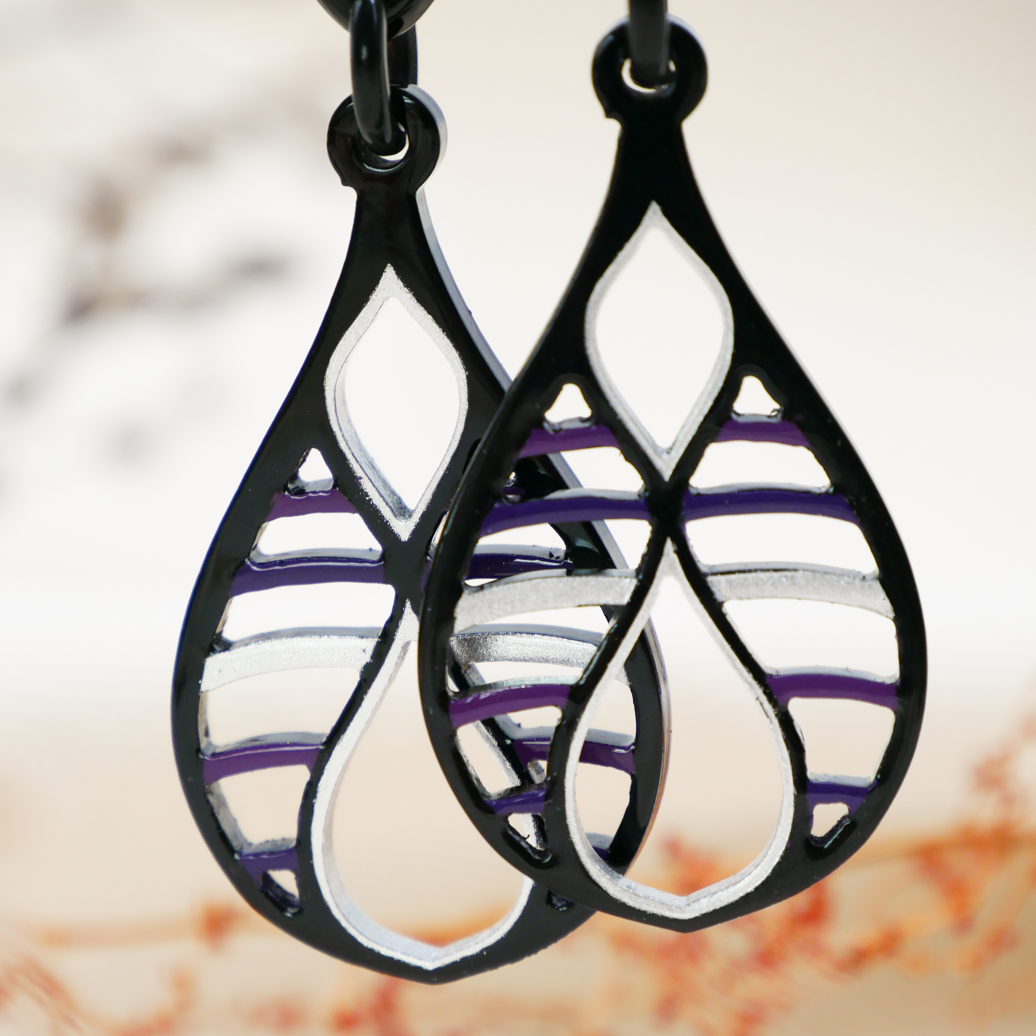 "Craft Art", Ohrring "Teardrop", schwarz Horn, Lack silber-flieder "Craft Art", Ohrring "Teardrop", schwarz Horn, Lack silber-flieder
