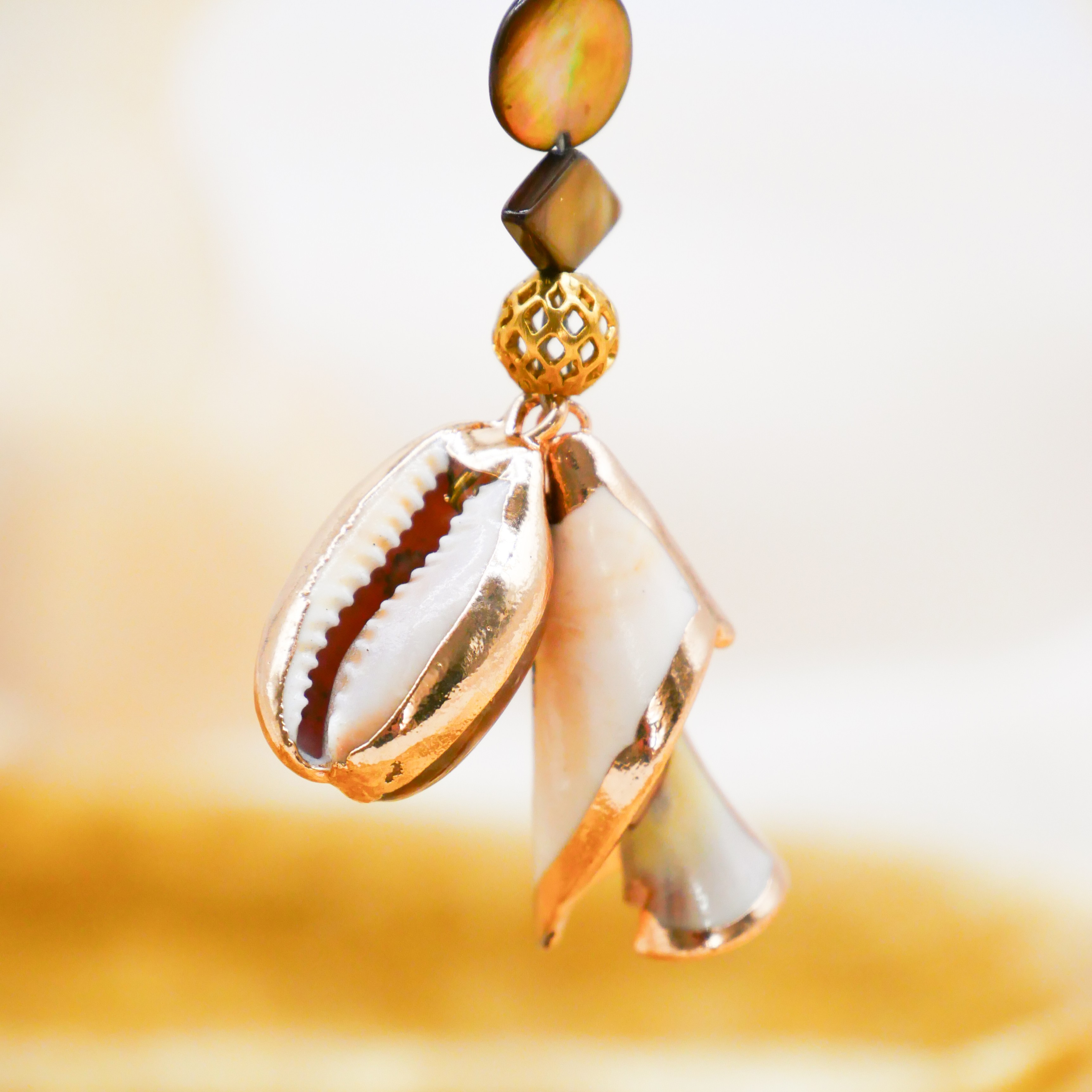 "Lucky Pendant" Anhänger, 1 Strang braun Muschelperlen und zwei Schneckenanhänger "Lucky Pendant" Anhänger, 1 Strang braun Muschelperlen und zwei Schneckenanhänger