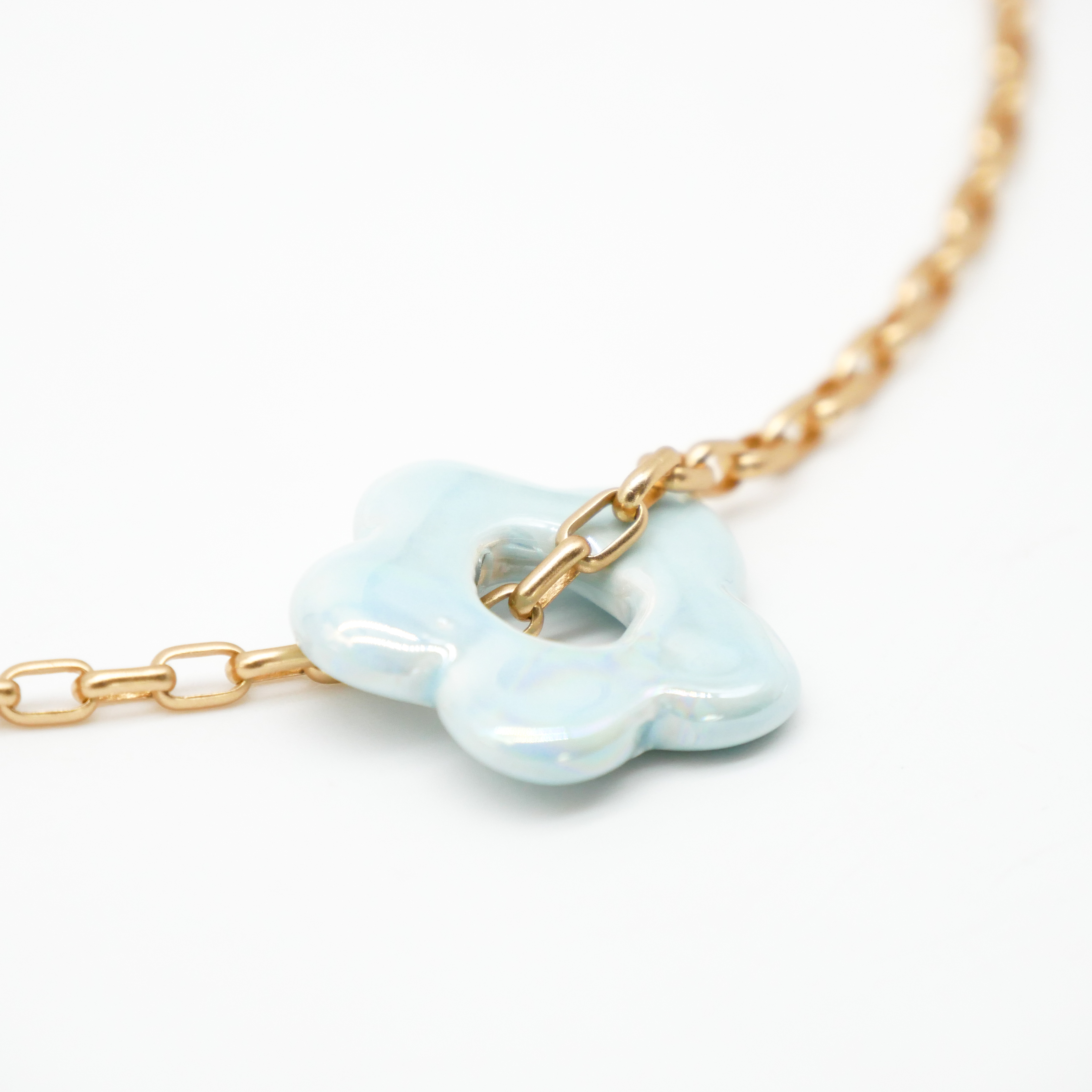 "Summer-Feeling", Kurze Metallkette vergoldet, Keramikblume blue "Summer-Feeling", Kurze Metallkette vergoldet, Keramikblume blue