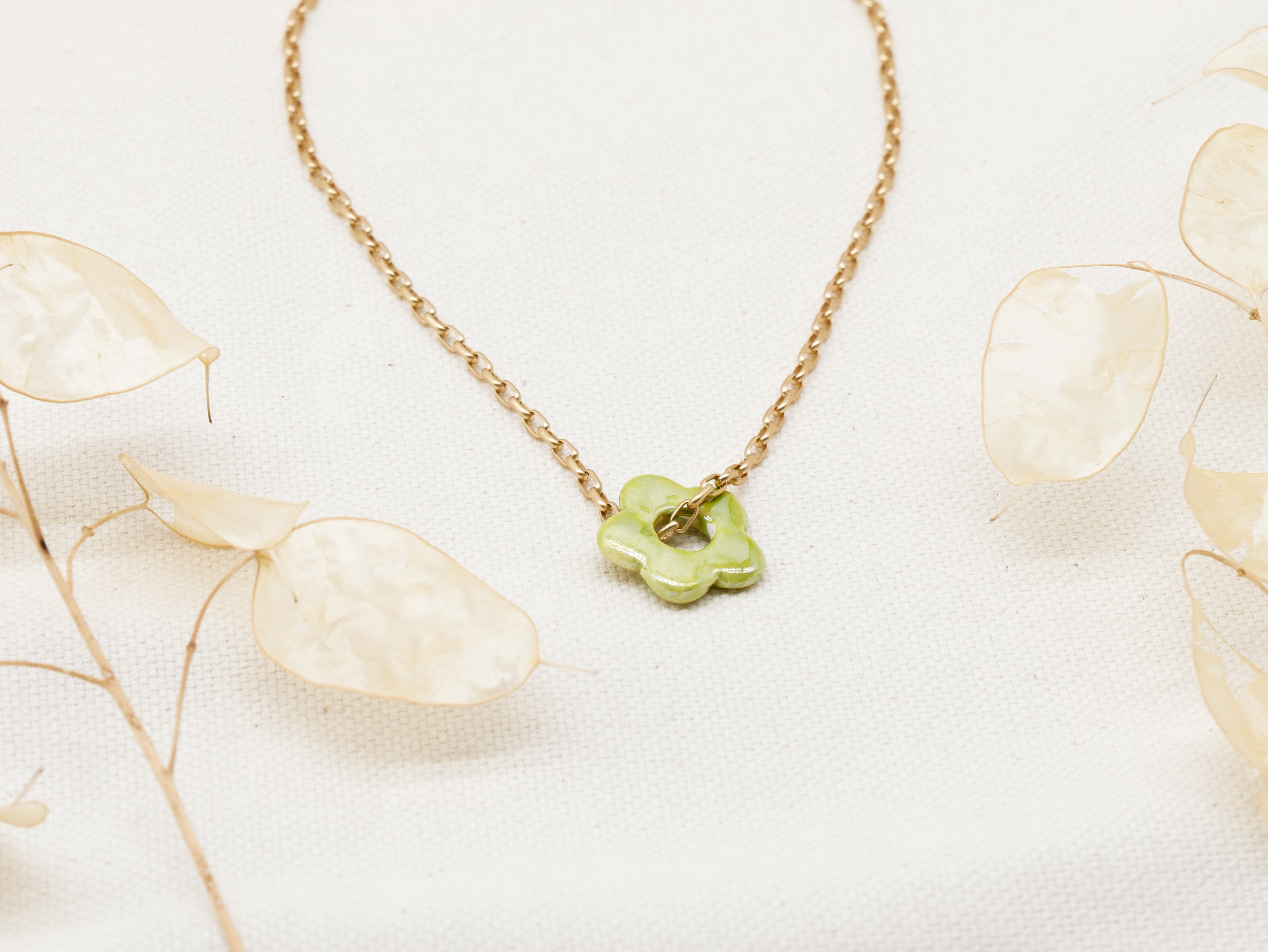 "Summer-Feeling", Kurze Metallkette vergoldet, Keramikblume green "Summer-Feeling", Kurze Metallkette vergoldet, Keramikblume green