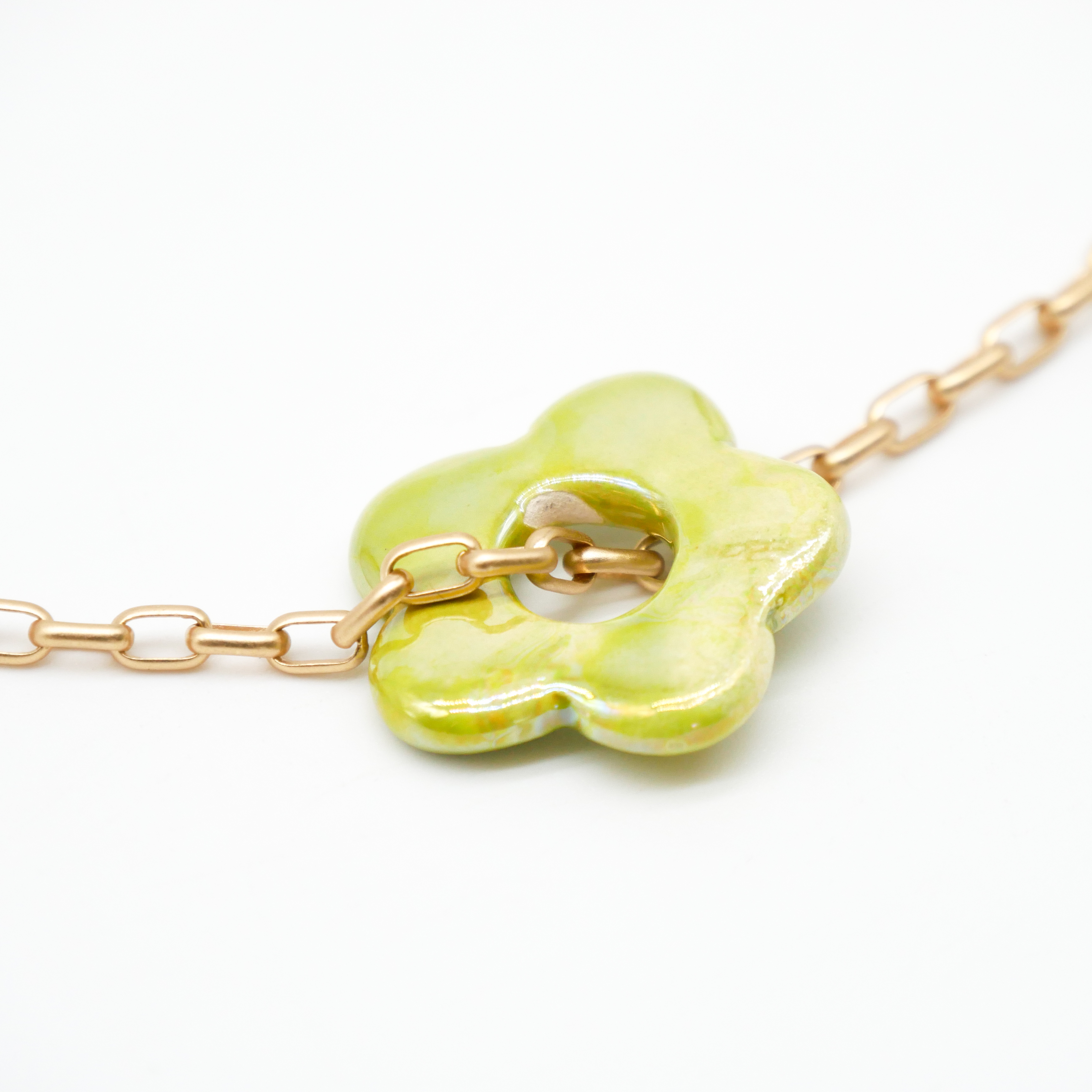"Summer-Feeling", Kurze Metallkette vergoldet, Keramikblume green "Summer-Feeling", Kurze Metallkette vergoldet, Keramikblume green