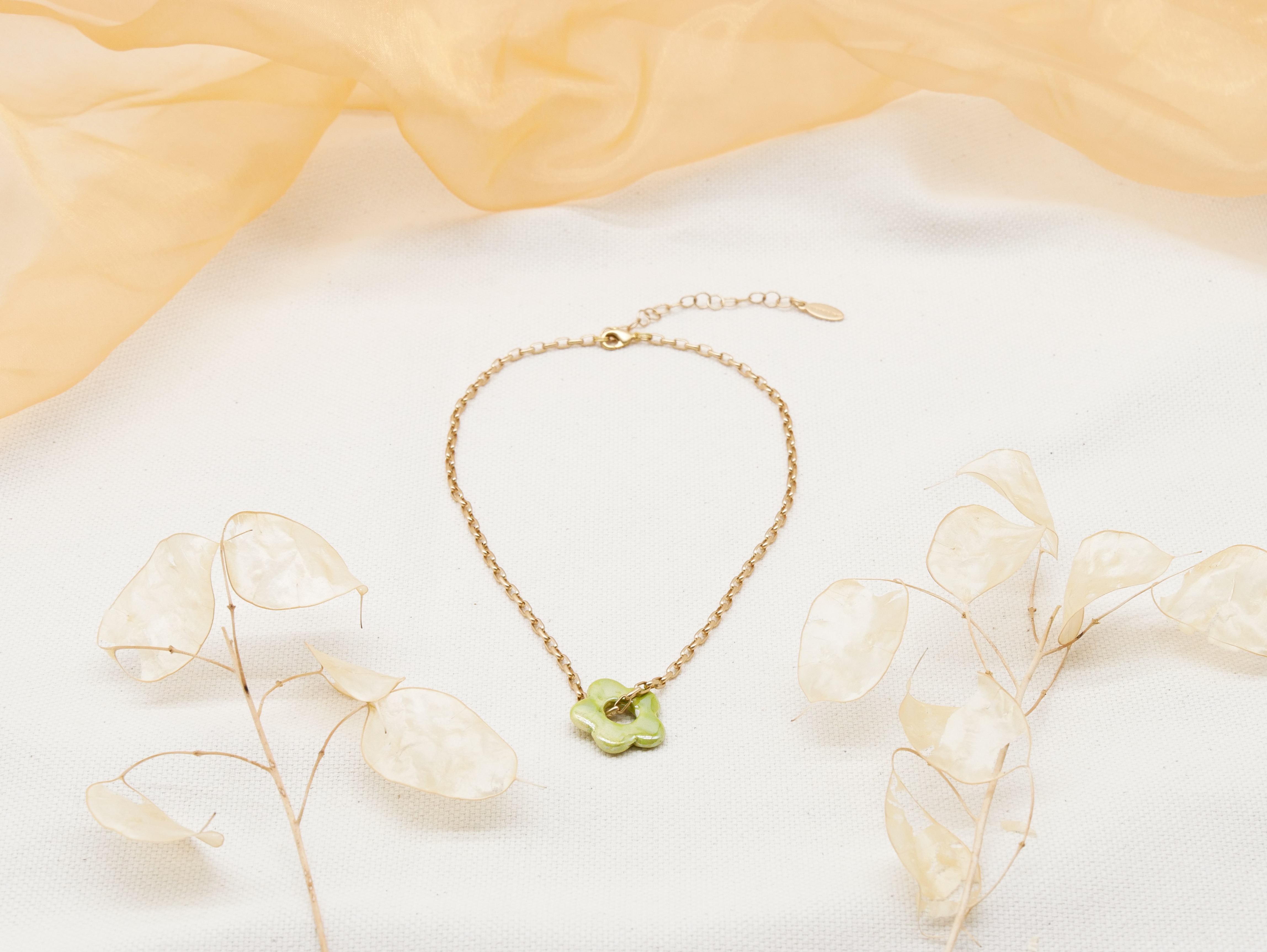 "Summer-Feeling", Kurze Metallkette vergoldet, Keramikblume green "Summer-Feeling", Kurze Metallkette vergoldet, Keramikblume green