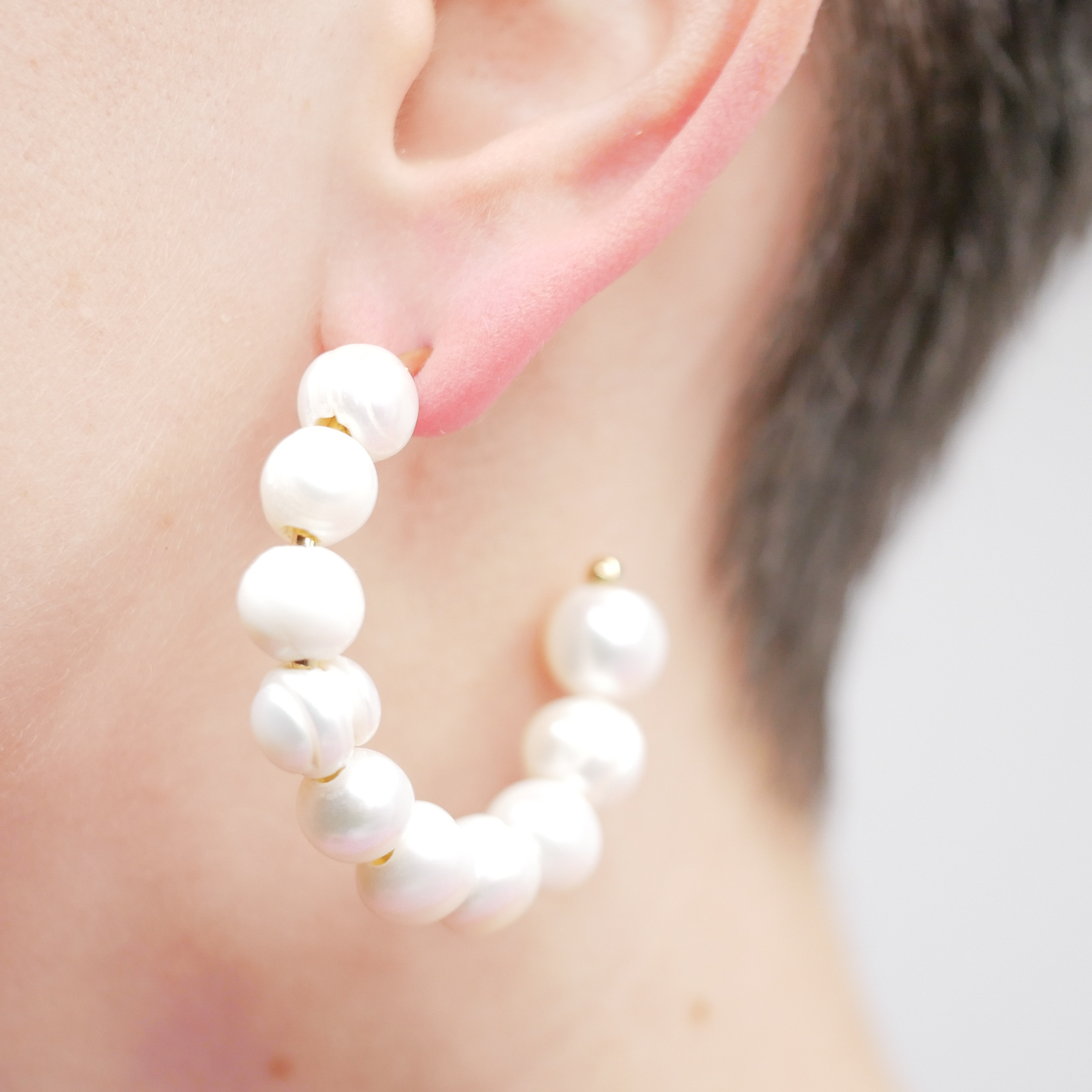 "Freshwater Pearls"  offene Creole mit SWZ Perlen, ⌀  9-10 mm, goldfarben