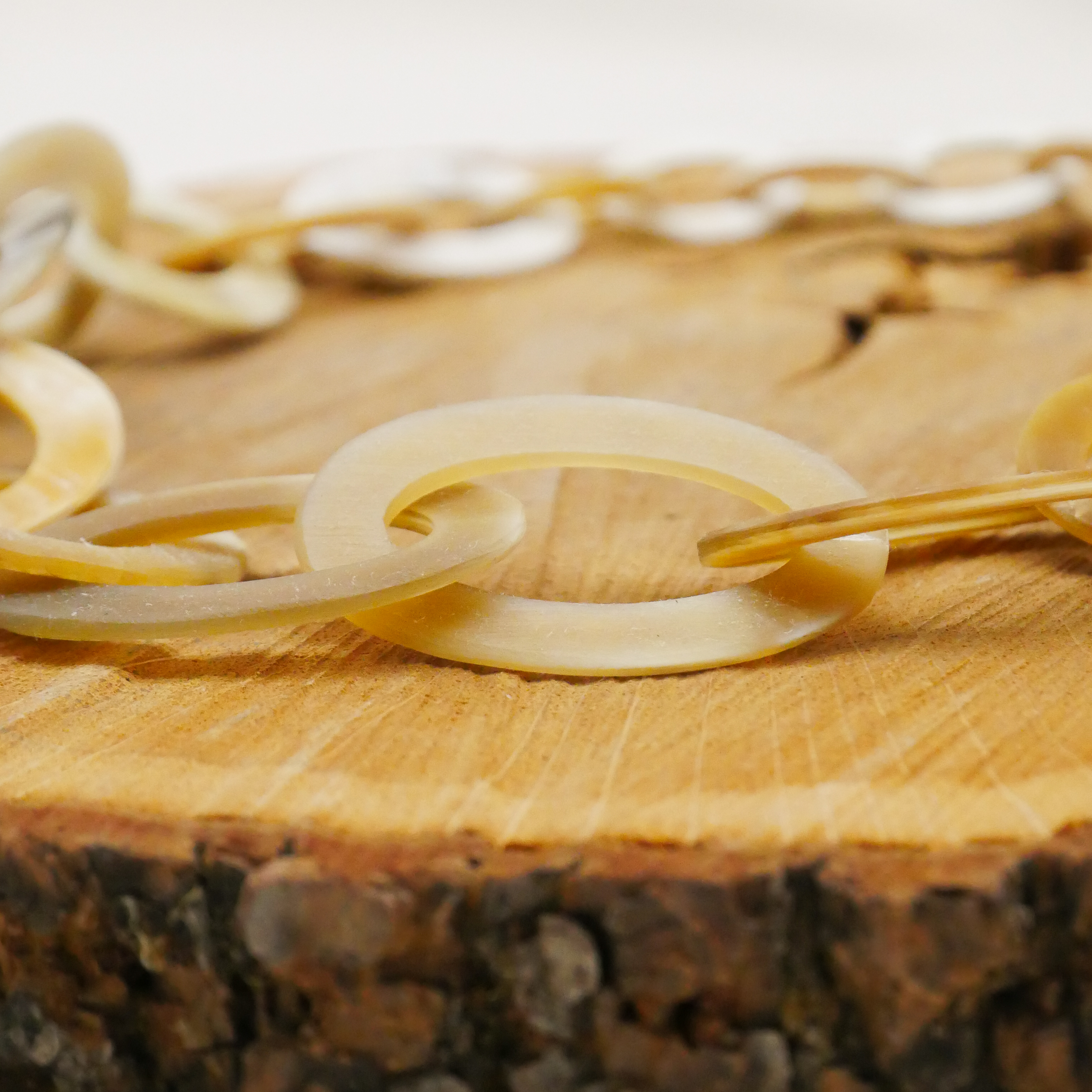  "Craft-Art", kurze Kette ca. 75 cm Ovale mit Verlauf, weißes Horn matt 