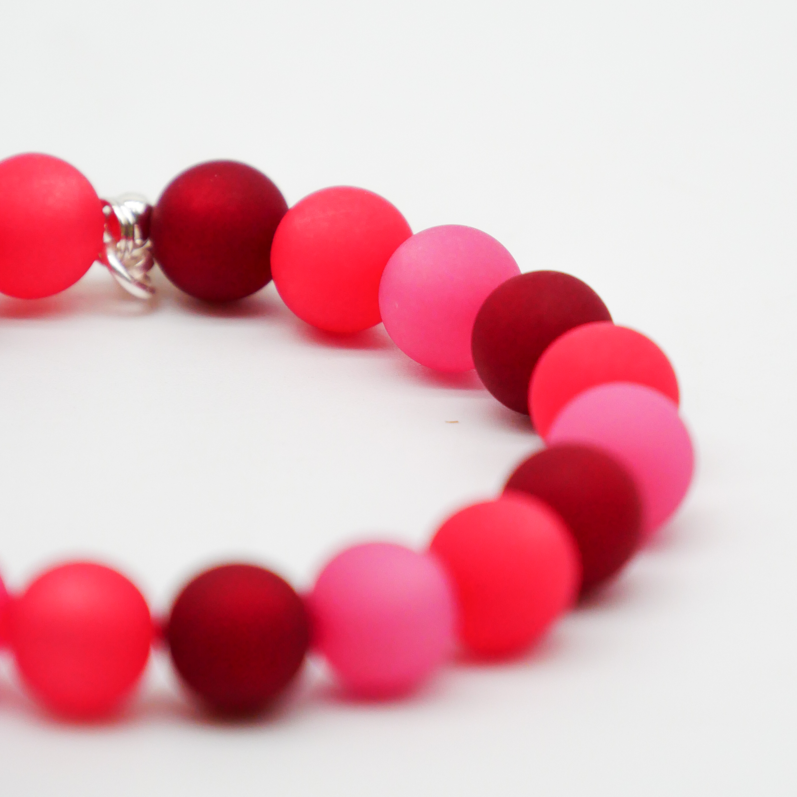 "Color Explosion" Armband auf Gummi Polarisperlen ø 10 mm, dunkelrot "Color Explosion" Armband auf Gummi Polarisperlen ø 10 mm, dunkelrot