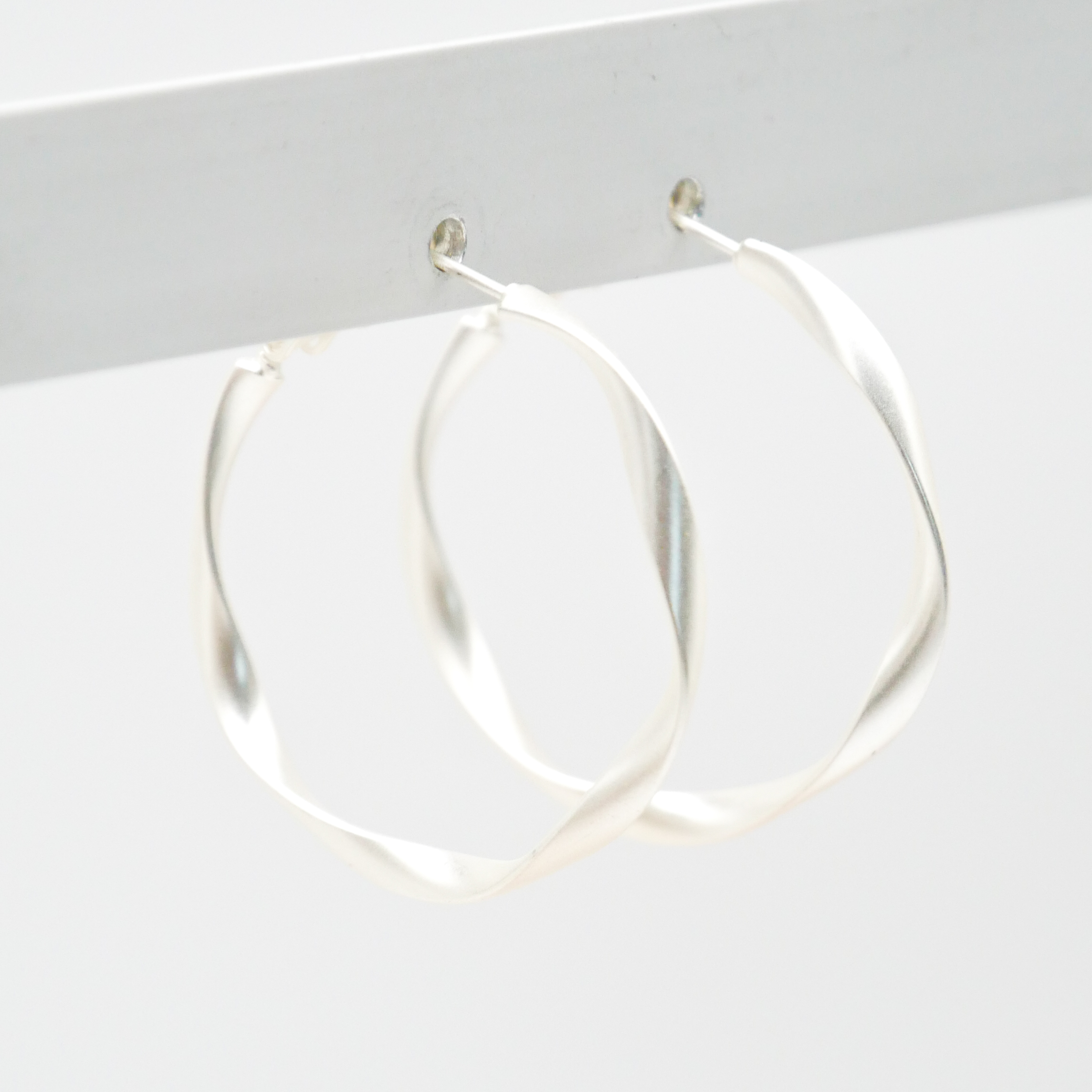 "Charm" Ohrstecker, offene Creole, versilbert