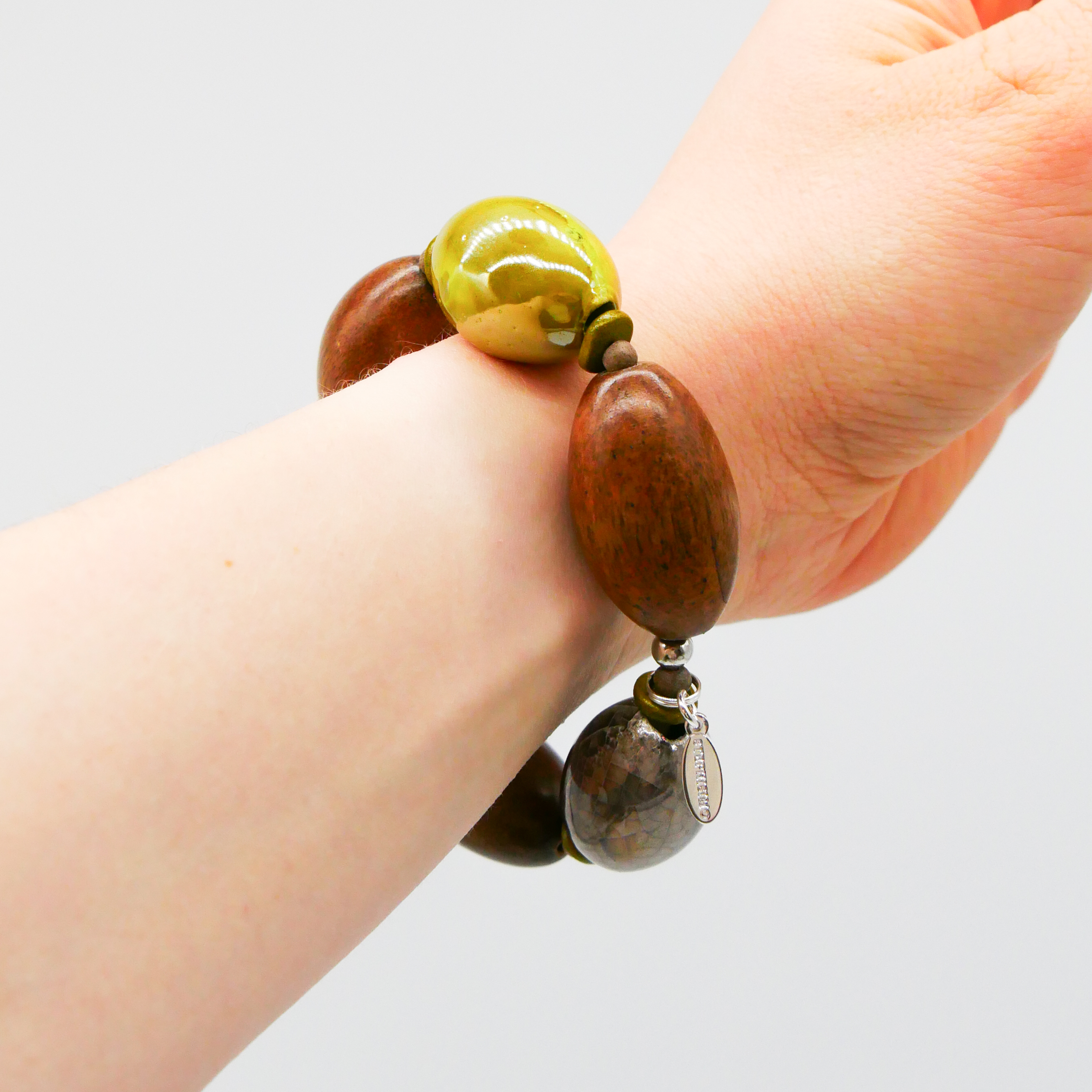 "Woodland" Armband auf Gummi "Olive", Greywood Holzoliven und Keramikoliven, graue + grüne Töne 