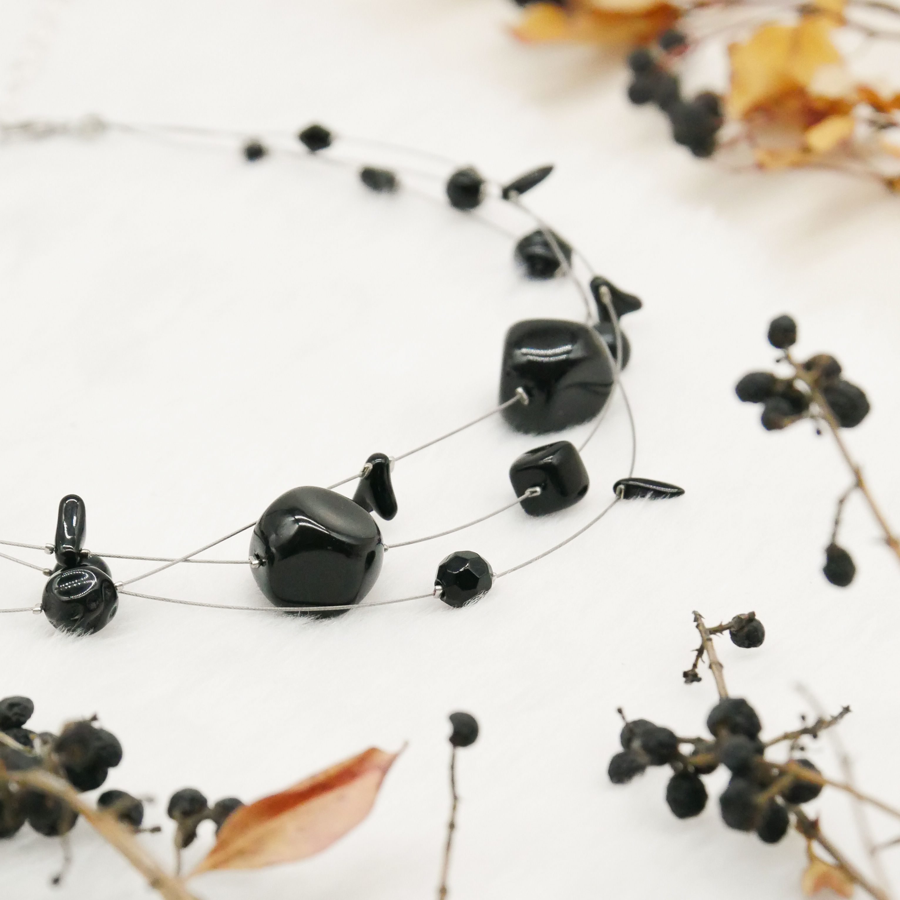  "Jet Schmuck" 3-Strang Kette, schwarze Glasperlen, verschiedene Formen 