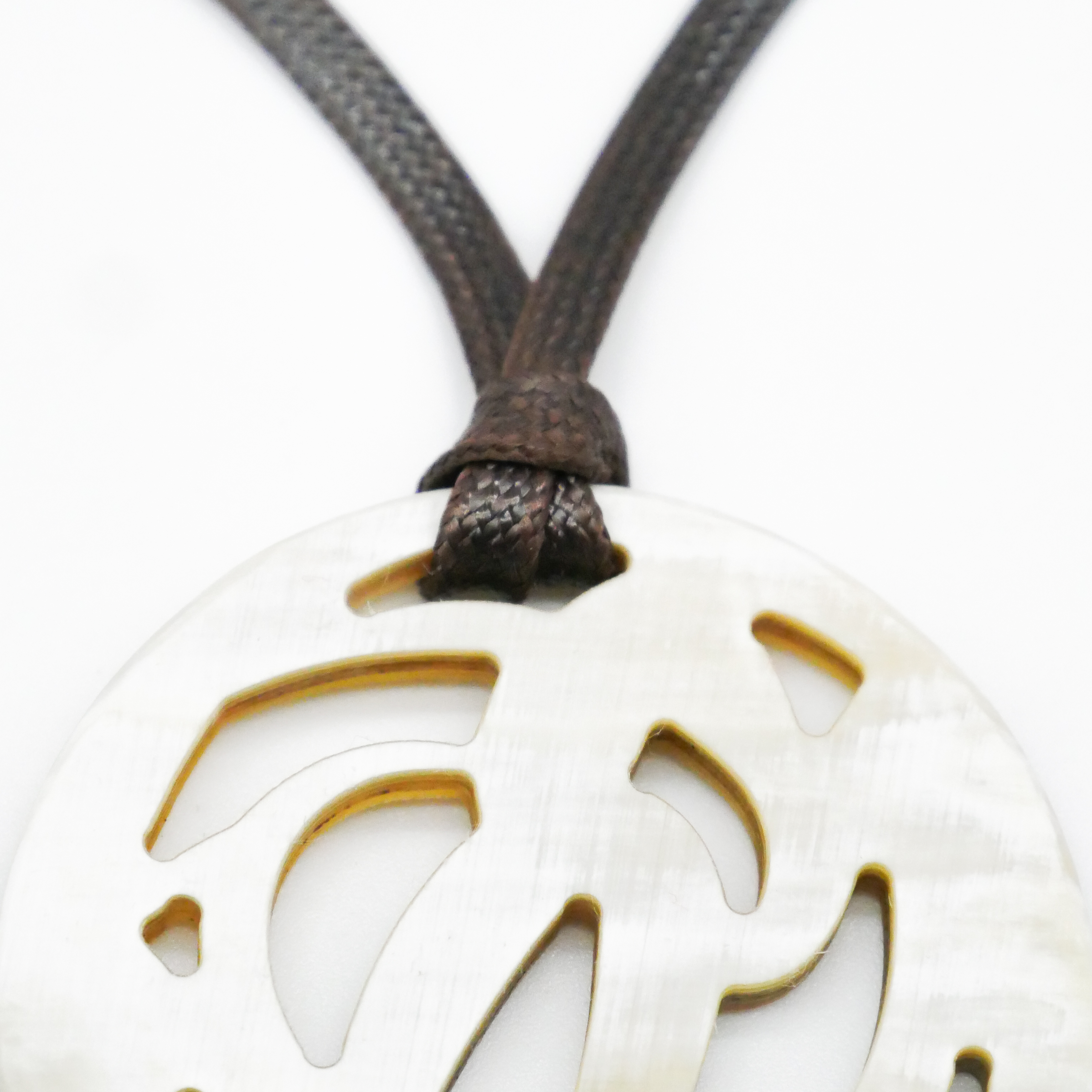  "Craft-Art", runder Hornanhänger Ø ca. 53 verspieltes Design, Syntetikband, weißes Horn 