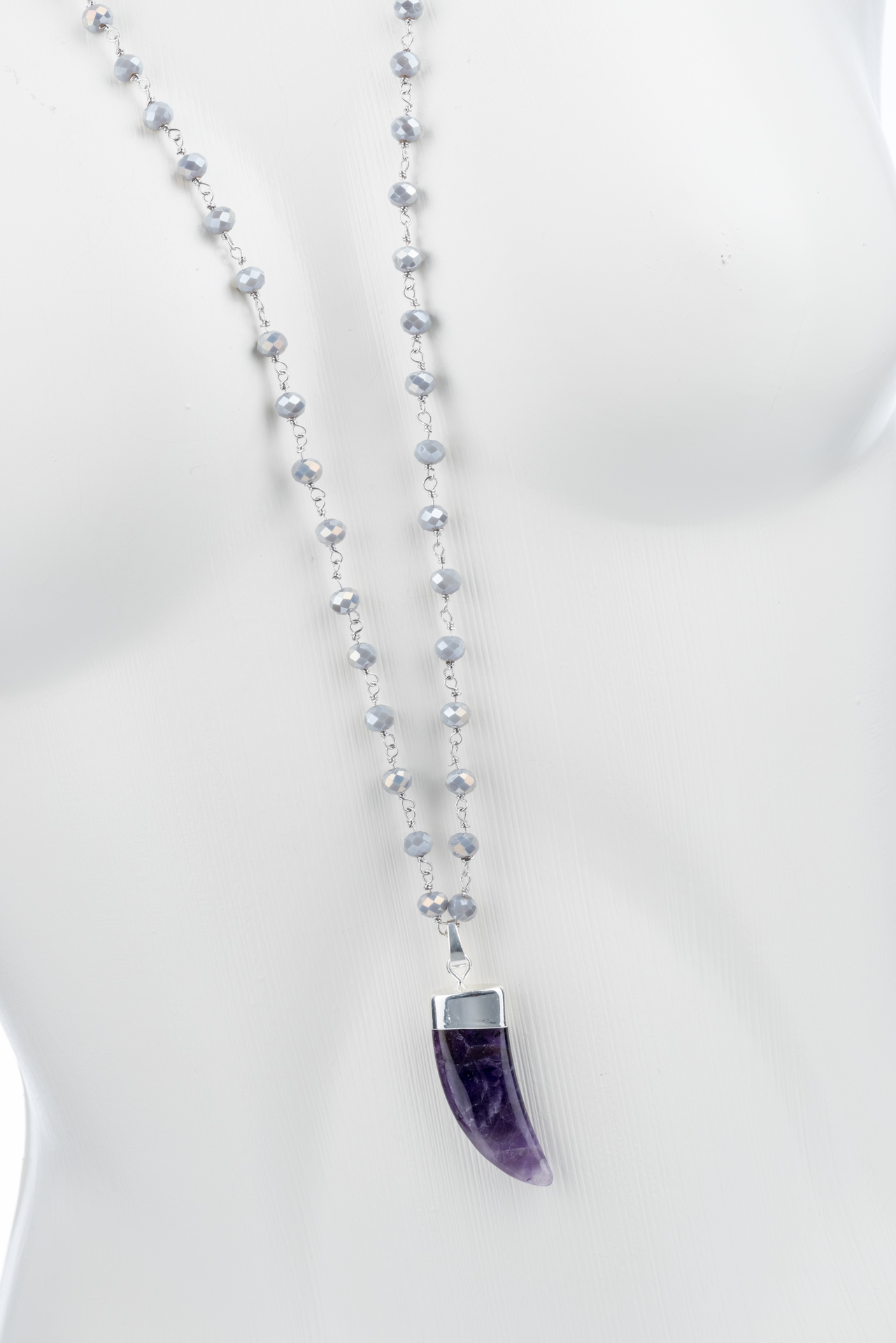 "Steinzähne" lange Kette mit Glaskristallen grau und Amethyst Anhänger