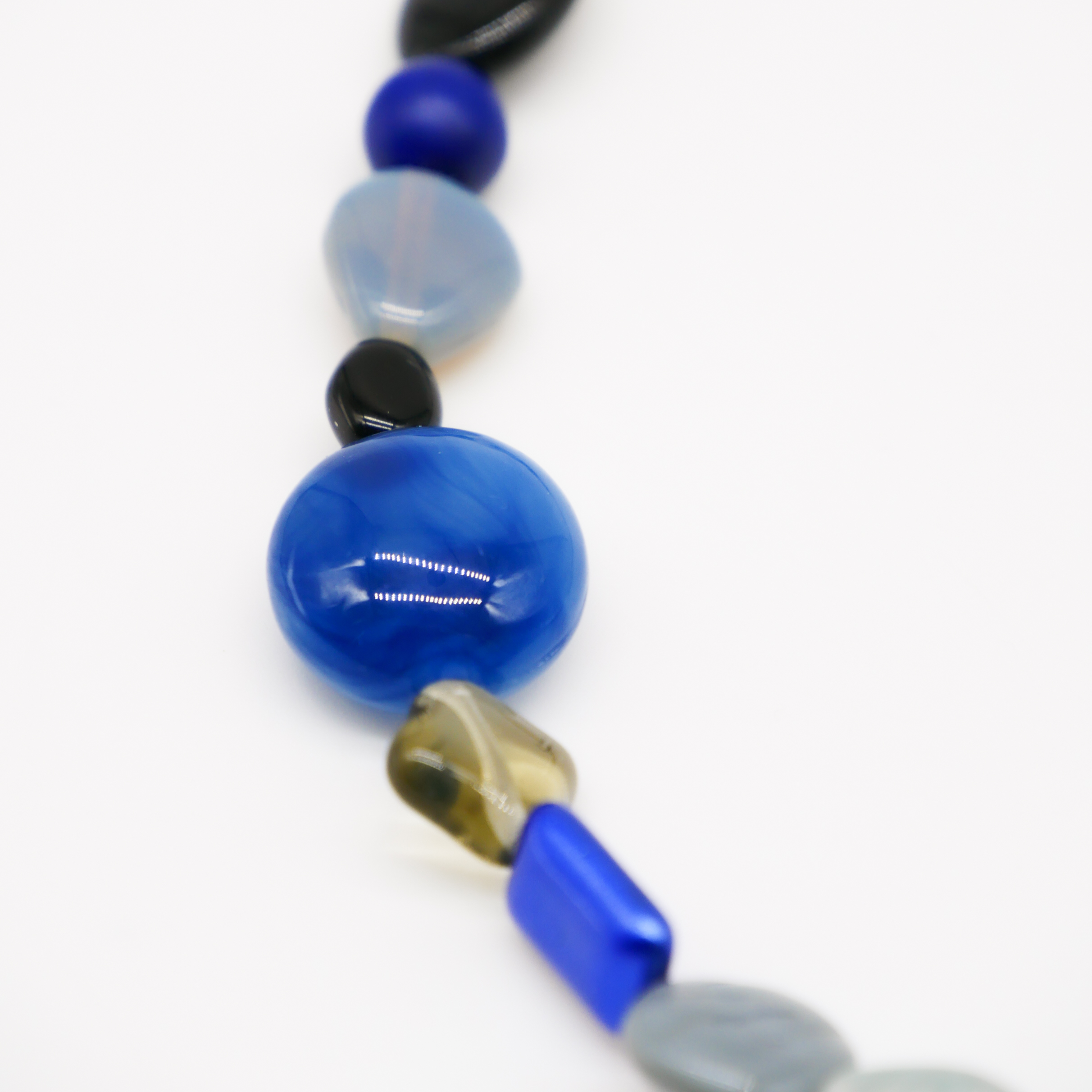 "Summer Feeling",  Kette aus verschiedenen Formen, Glas- und Resin Perlen, blau