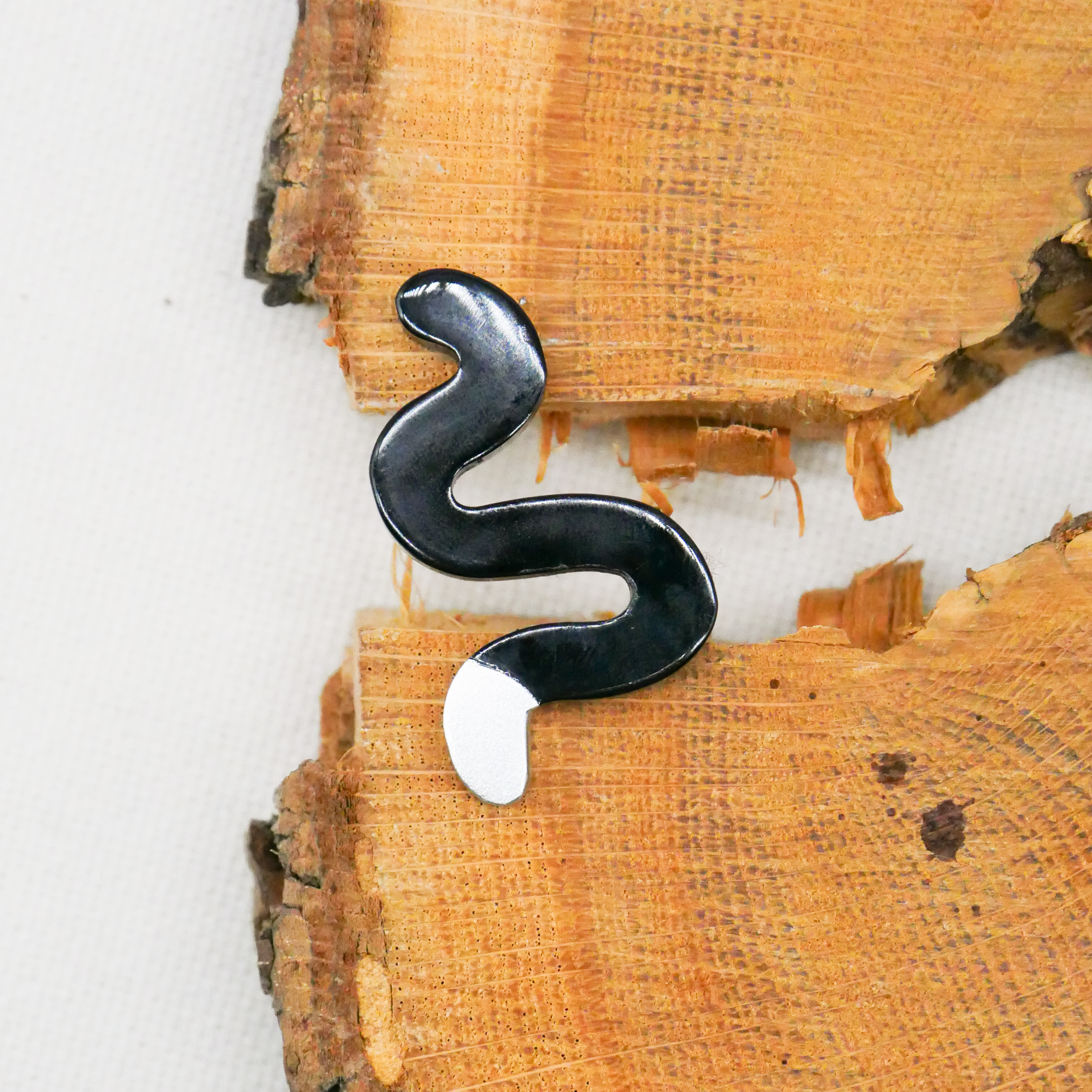  "Craft-Art", Brosche "Snake", schwarzes Horn, Lack silber 