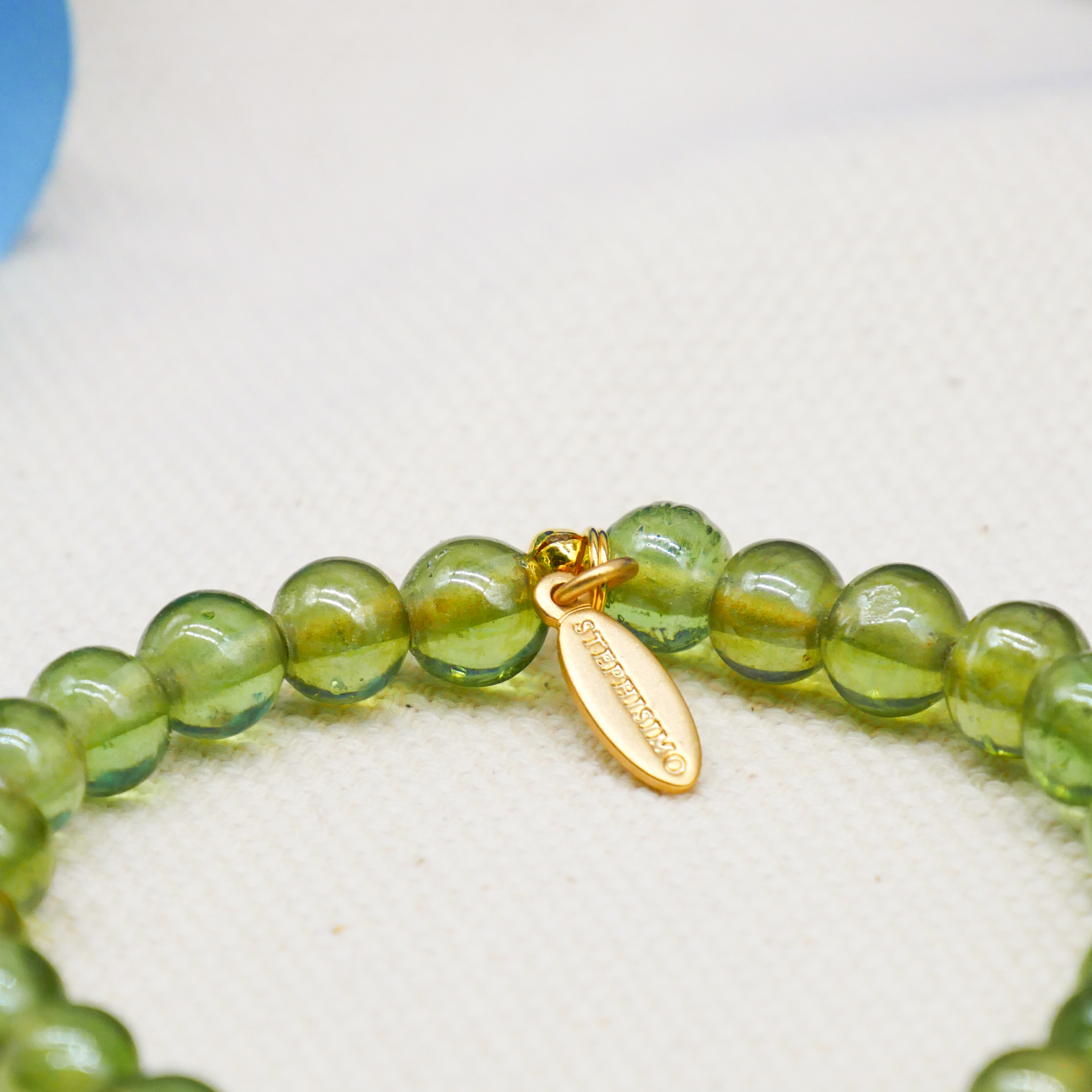 "Summer Feeling" Armband auf Gummi "Fisch" Glasperlen hellgrün