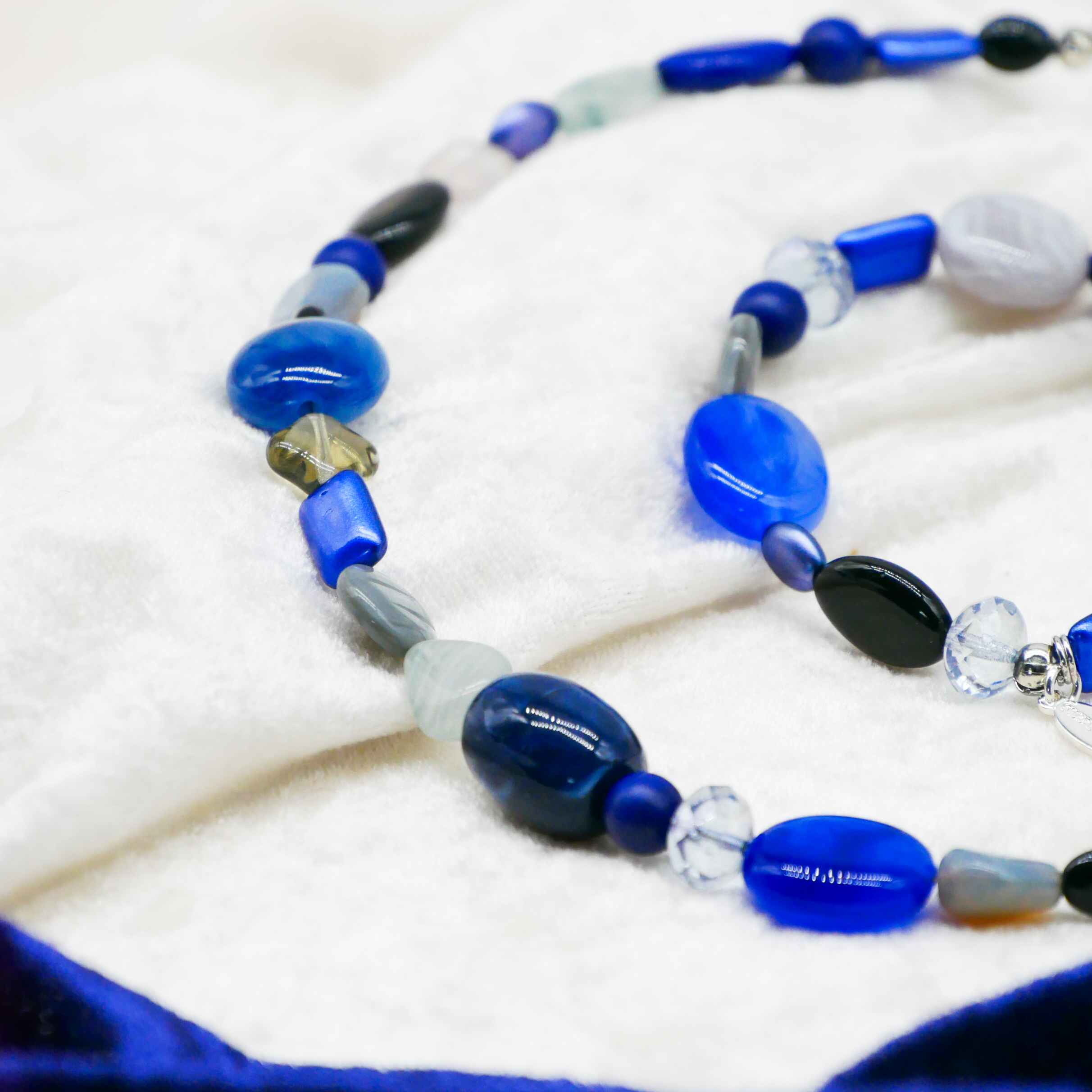 "Summer Feeling",  Kette aus verschiedenen Formen, Glas- und Resin Perlen, blau