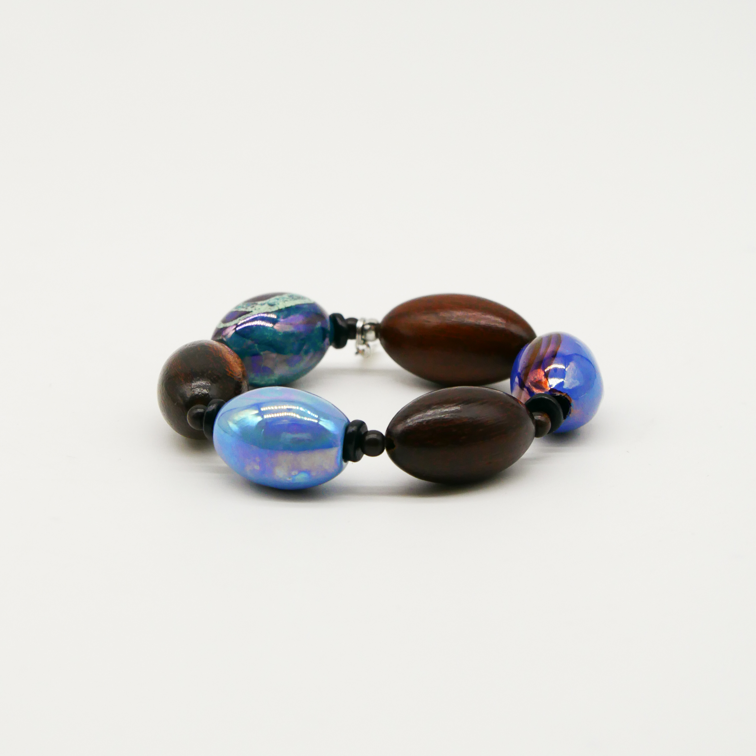 "Woodland" Armband auf Gummi "Olive", Robles Holzoliven und Keramikoliven, braune und blaue Töne