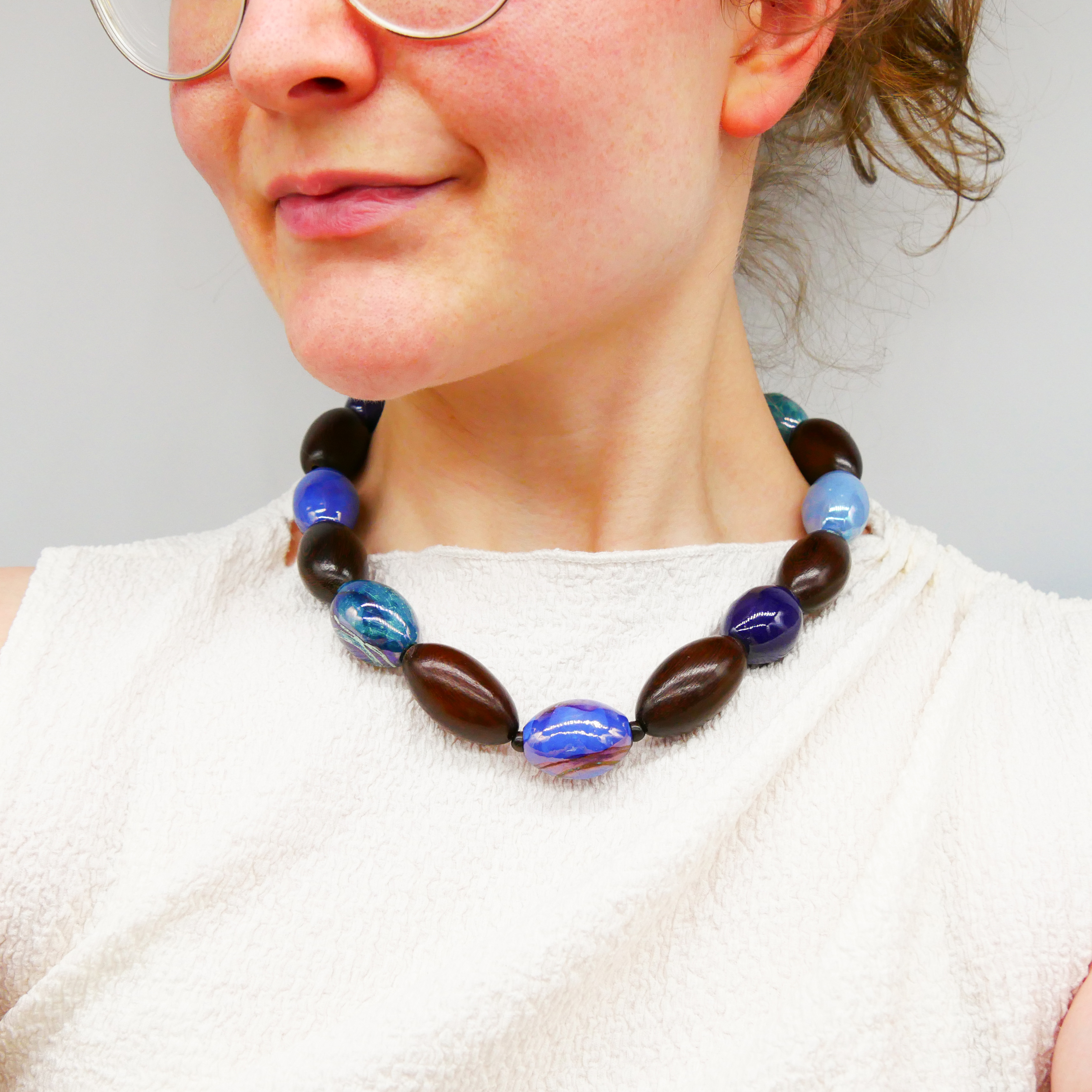 "Woodland", Kette "Olive", Robles Holzolive und Keramik Oliven, braune und blaue Töne "Woodland", Kette "Olive", Robles Holzolive und Keramik Oliven, braune und blaue Töne