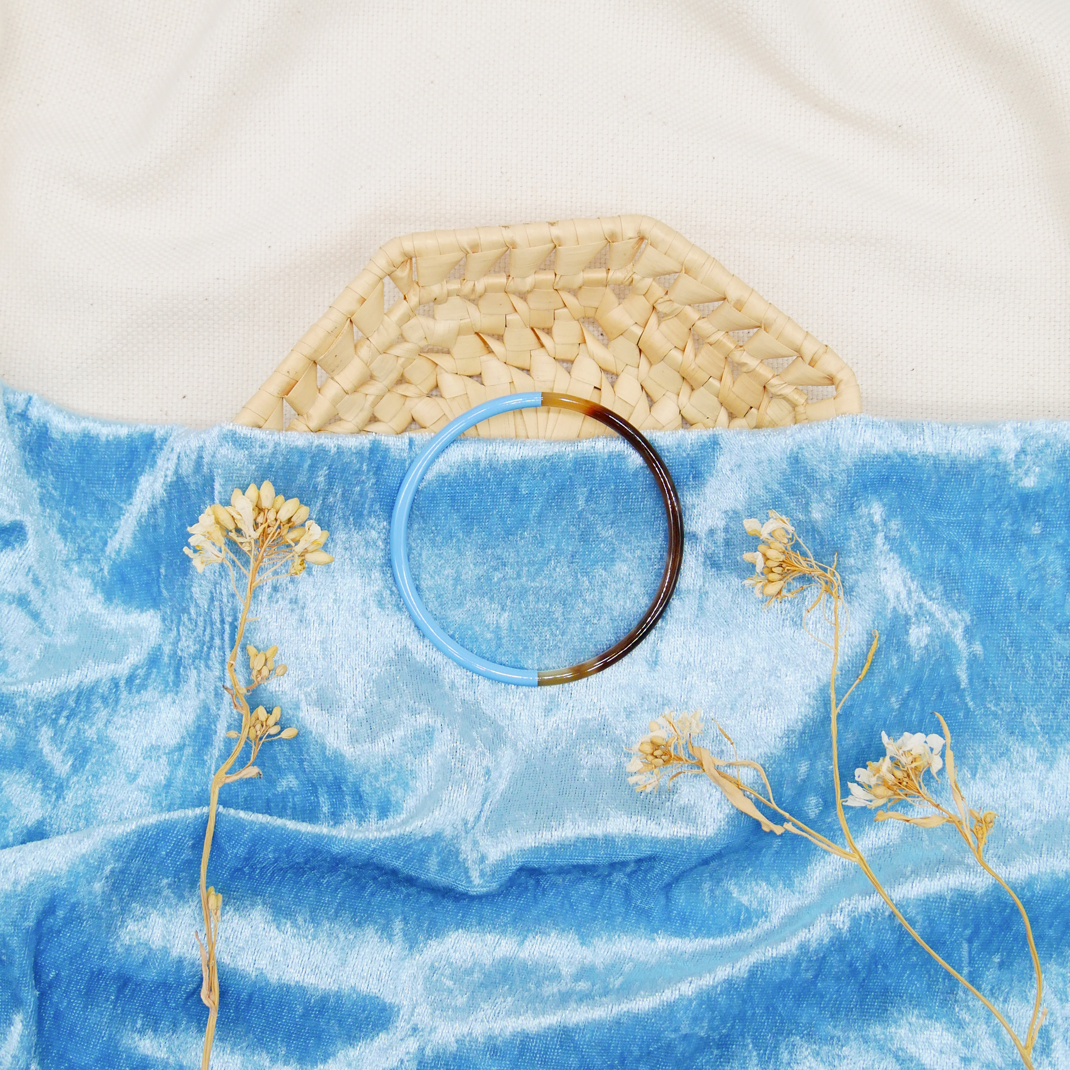  "Craft Art" zarter Armreif, braunes Horn, Lack hellblau