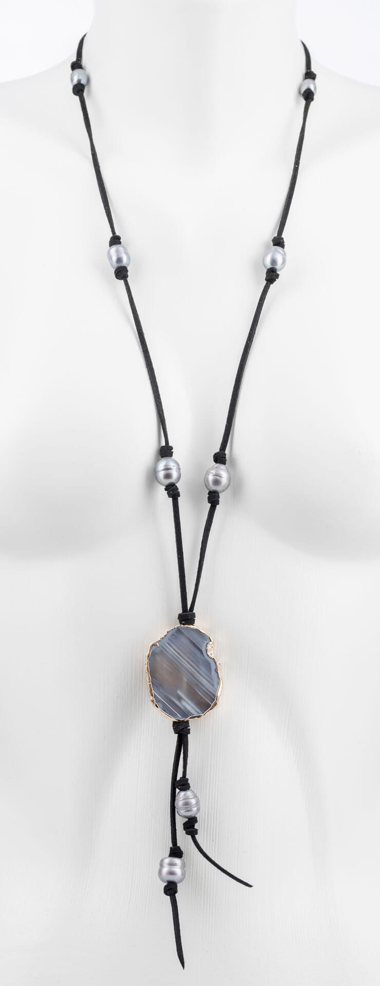 "Freshwater Pearls" long necklace with grey freshwater pearls and agate pendant - black