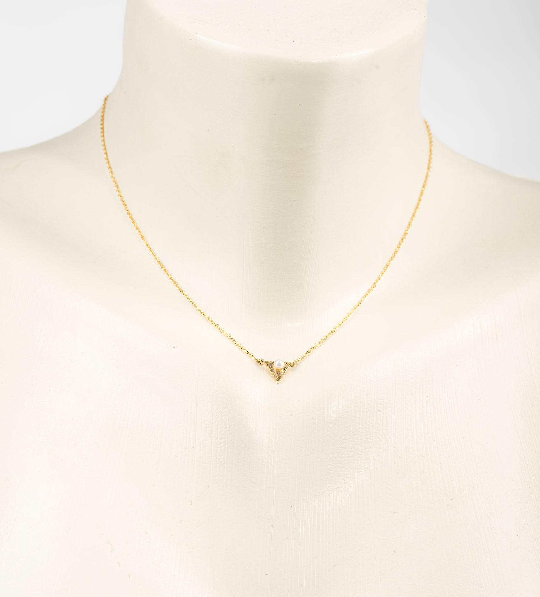 "Fine Filigré" feine kurze Metallkette, kleines Dreieck mit weißer Perle, vergoldet