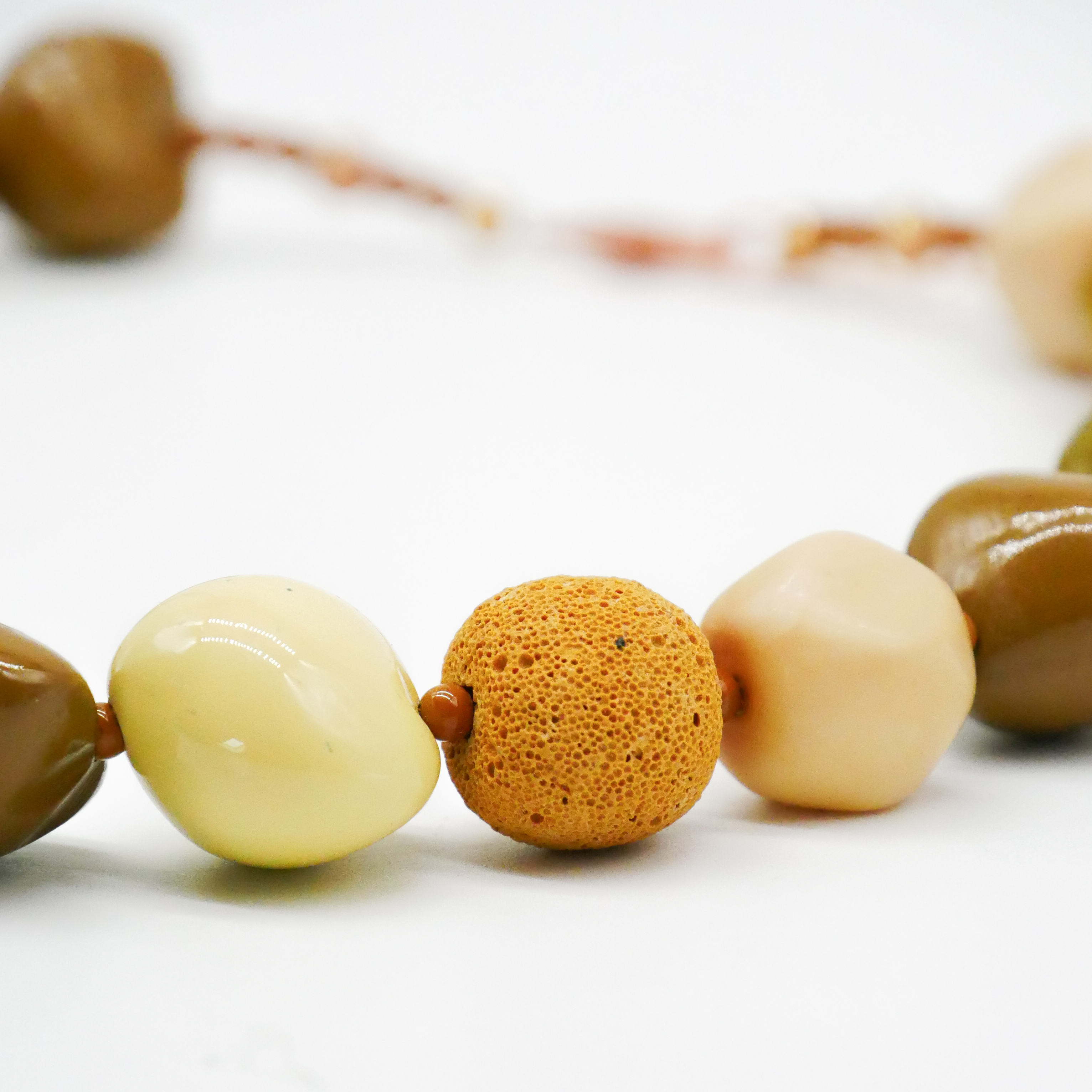  "Summer Feeling" Kette ca. 60 cm, Lumba Samen, Glasperlen, Resin Perle, braun-gold 