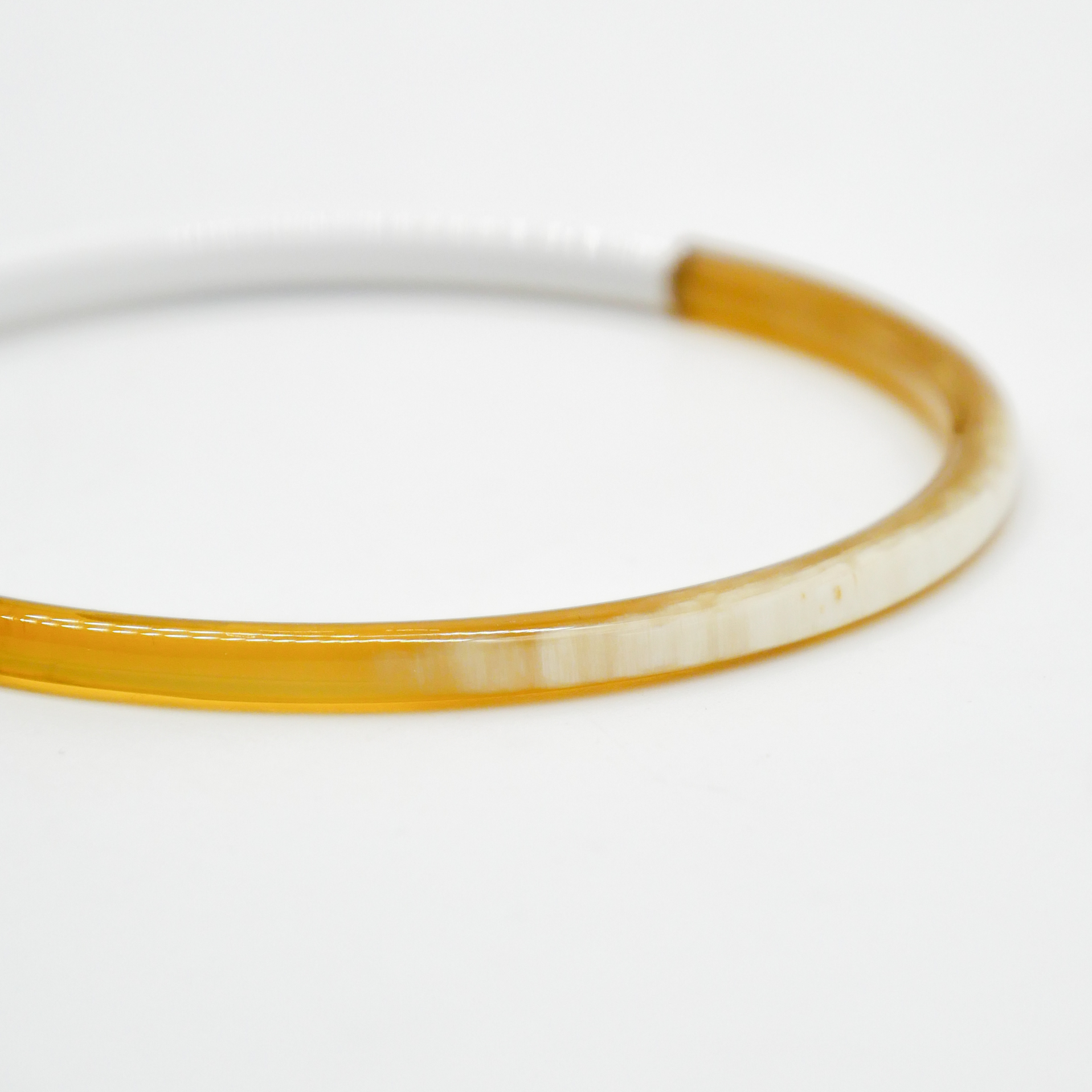  "Craft Art" zarter Armreif, weißes Horn, Lack weiß