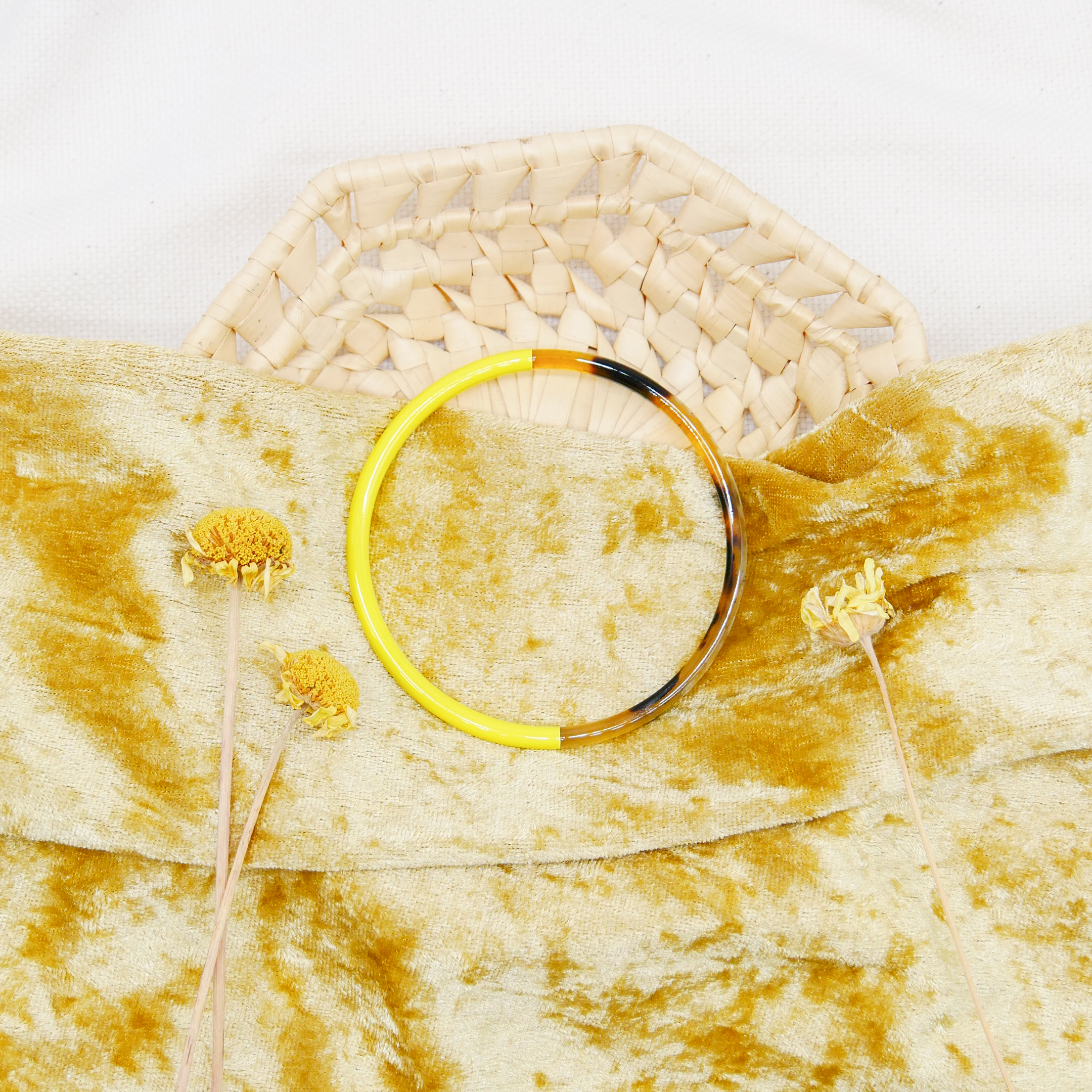  "Craft Art" zarter Armreif, braunes Horn, Lack gelb