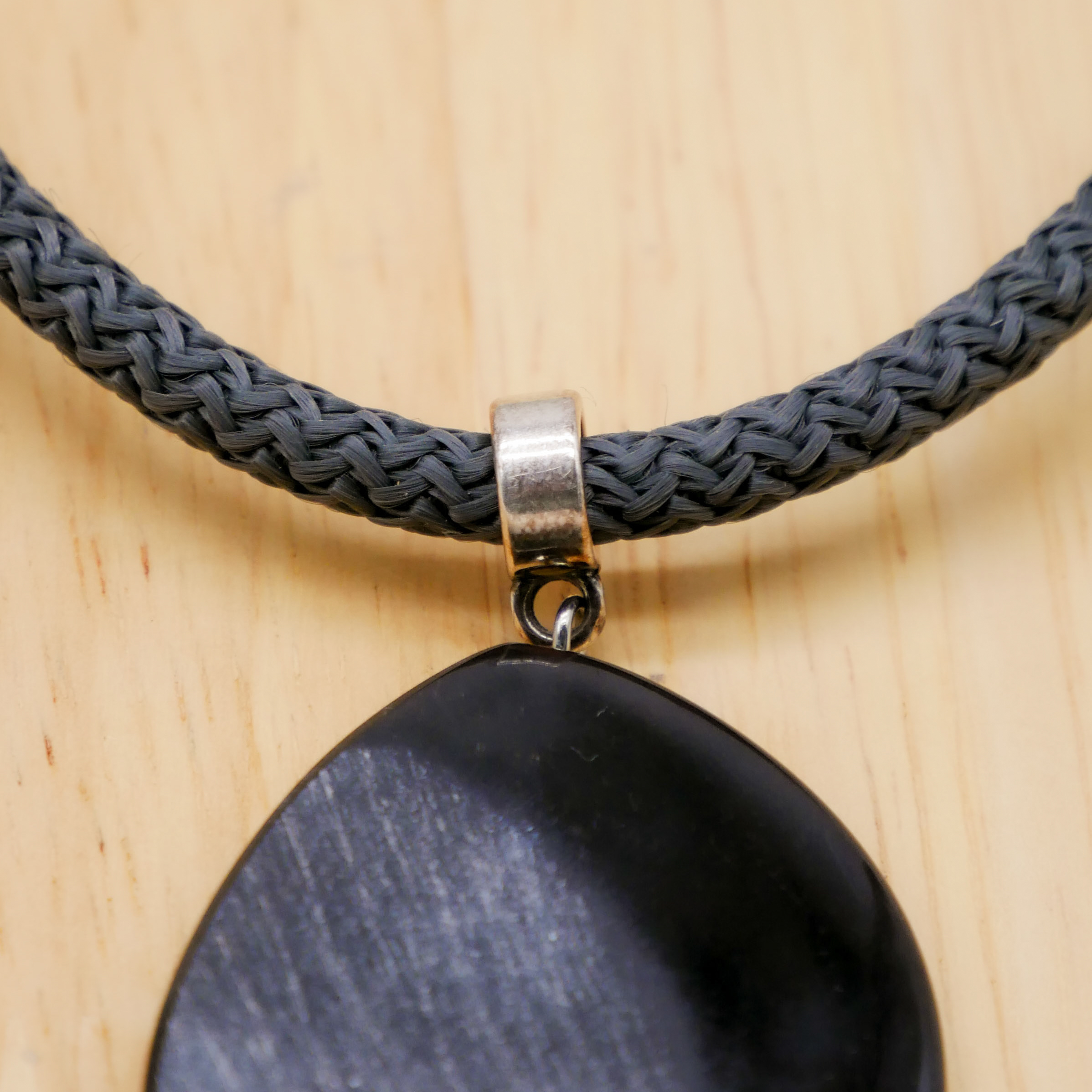 "Nomadic" Kette graues Cordband schwarzer ovaler Hornanhänger mattiert, 35 x 50 mm, silberfarben 