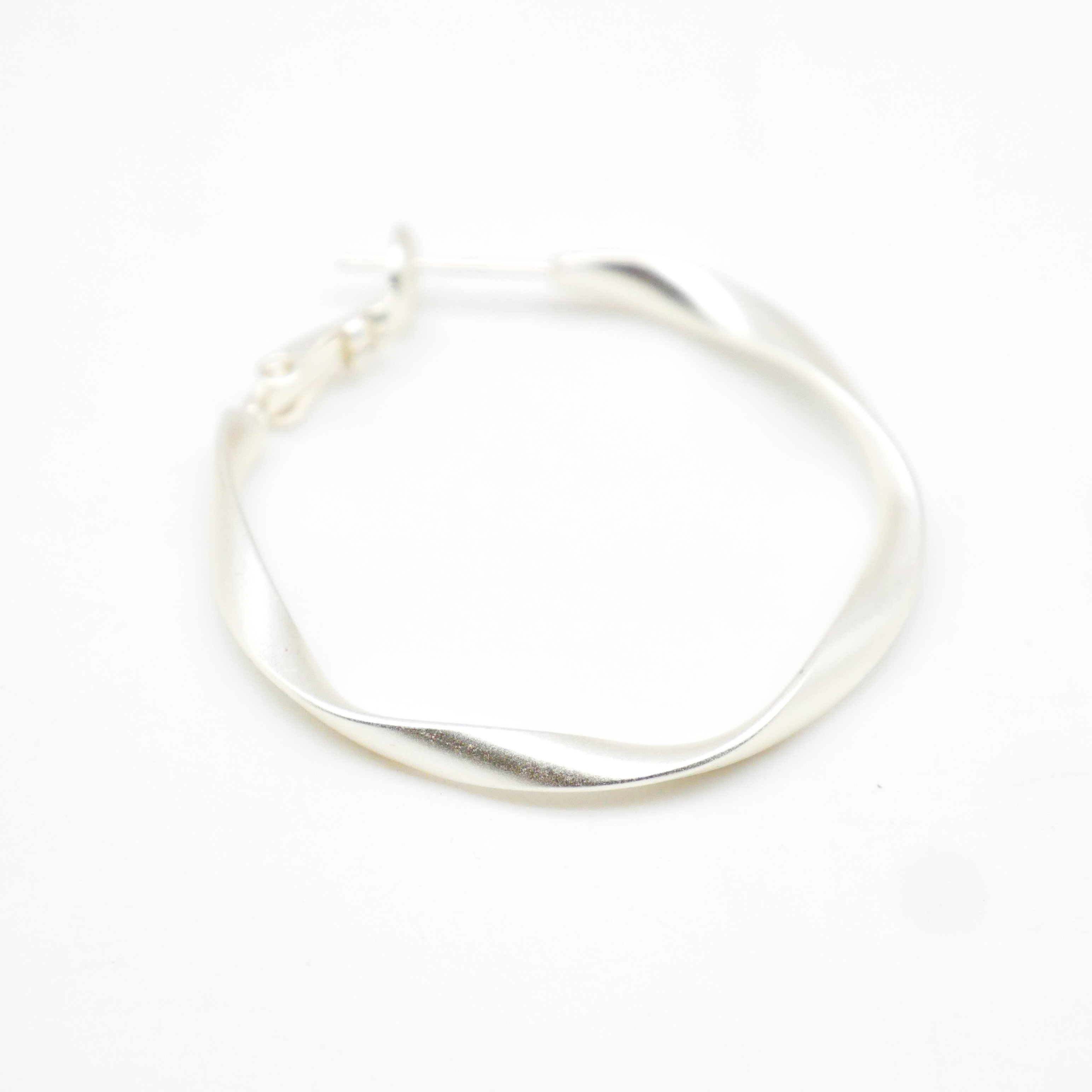 "Charm" Ohrstecker, offene Creole, versilbert