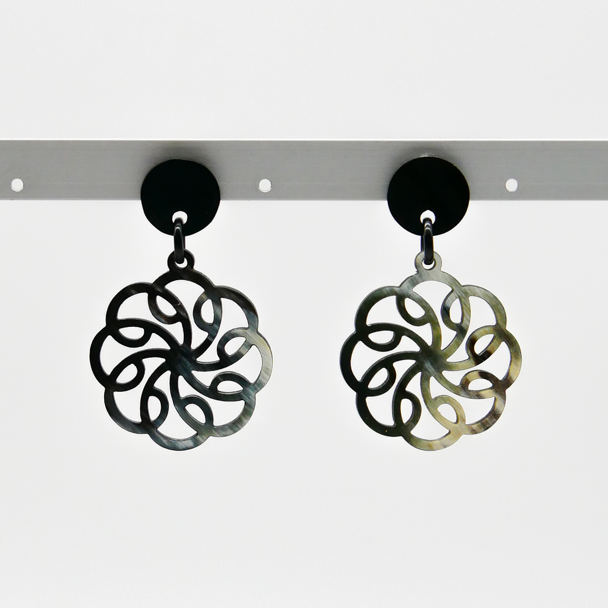  "Craft Art" Ohrring "Mandala" Ø ca. 45 mm, schwarzes und marble Horn