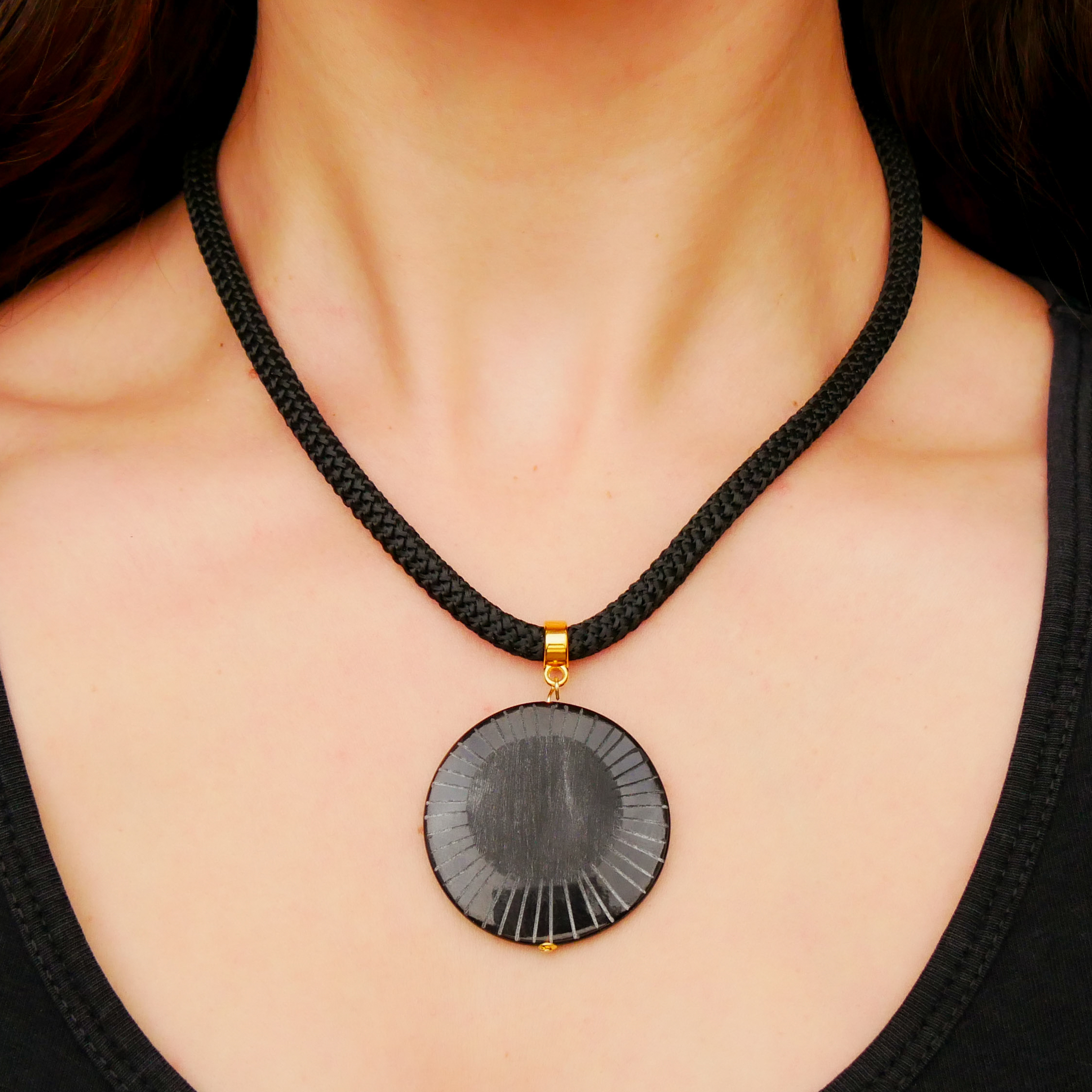 "Nomadic" Kette, schwarzes Cordband, schwarzer Anhänger geritzt, ca. 40 mm, goldfarben