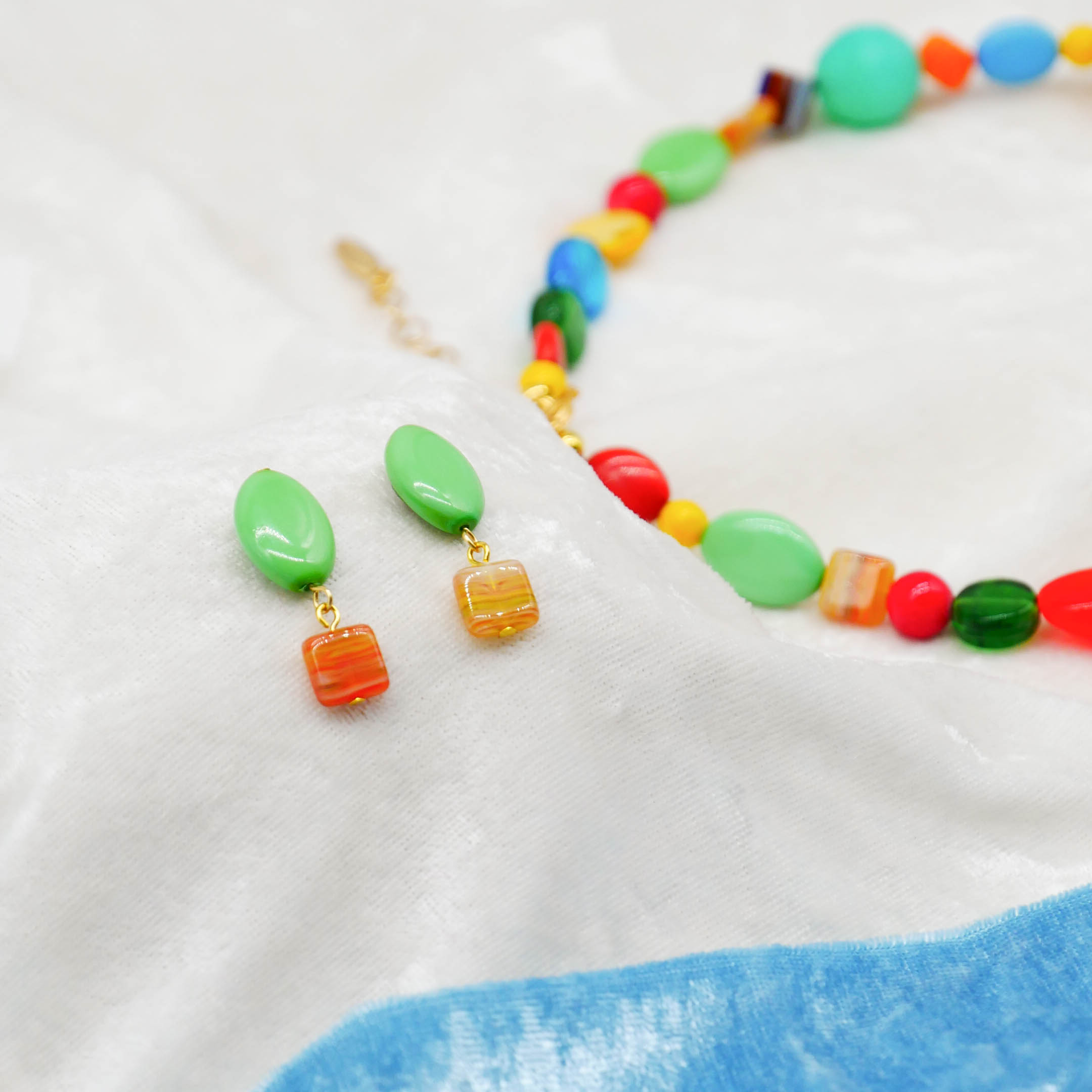 "Summer-Feeling"  Ohrring aus verschiedenen Formen, Glas- und Resin Perlen, multicolor