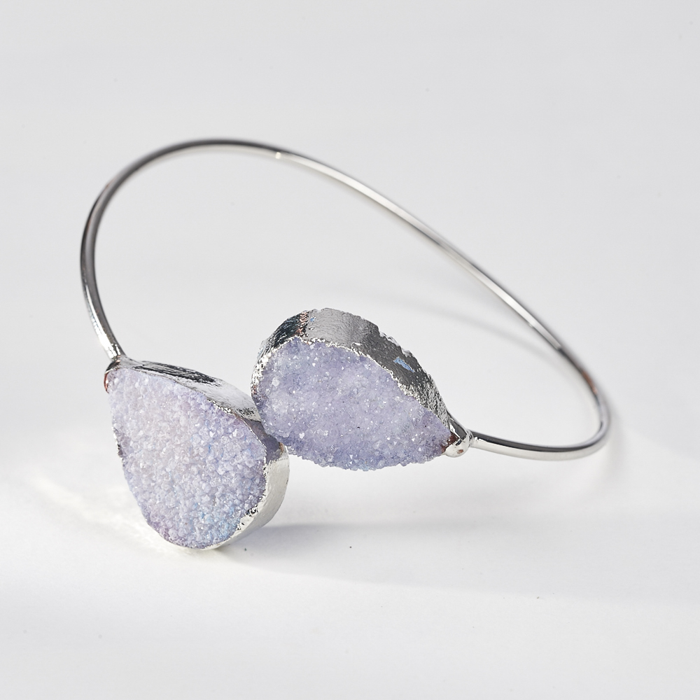 "On the Rocks", offene Armspange, mit zwei fliedernen Quarzdrusen