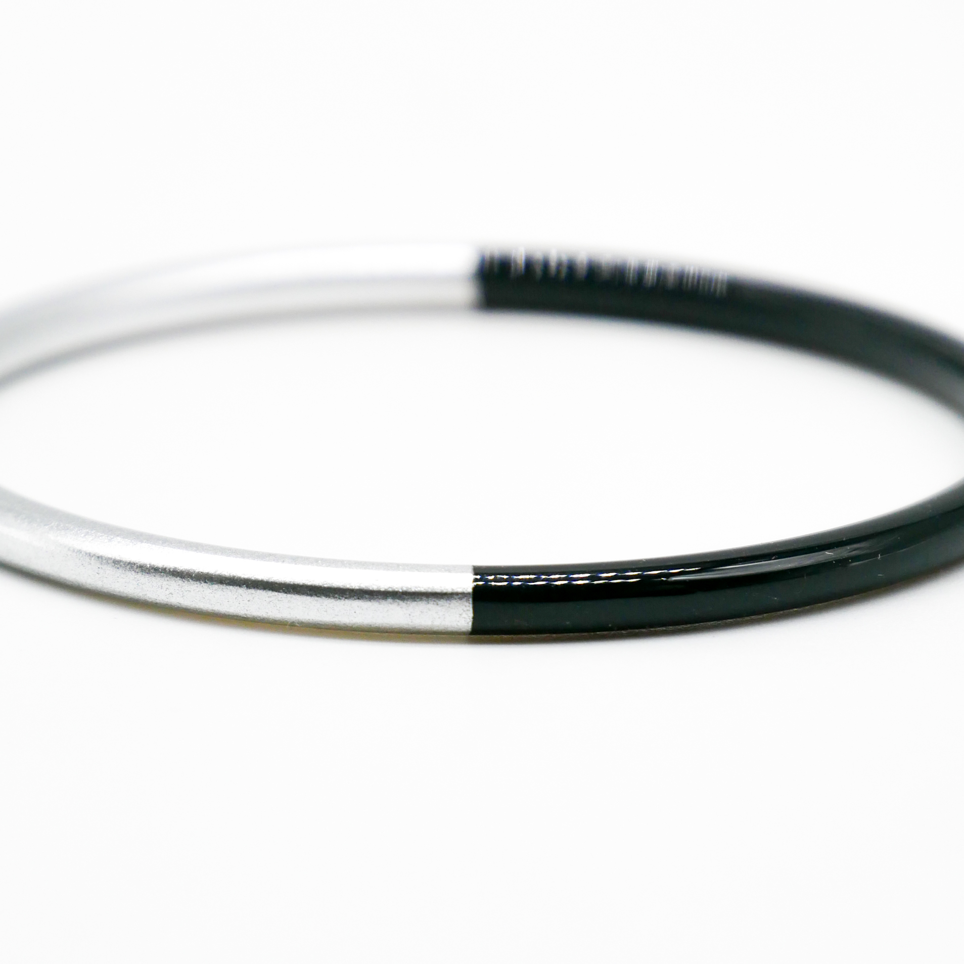  "Craft Art" zarter Armreif, schwarzes Horn, Lack silber