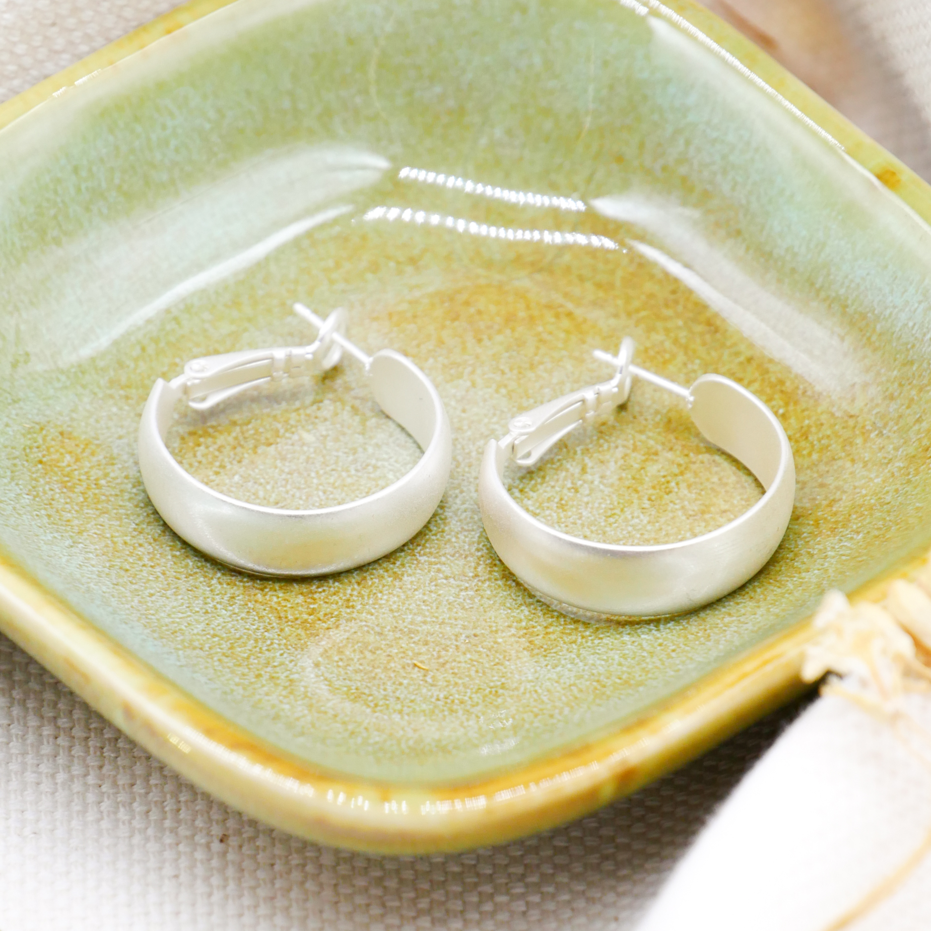 "Circle", runde Creole versilbert ca. 24 mm leicht gewölbt 