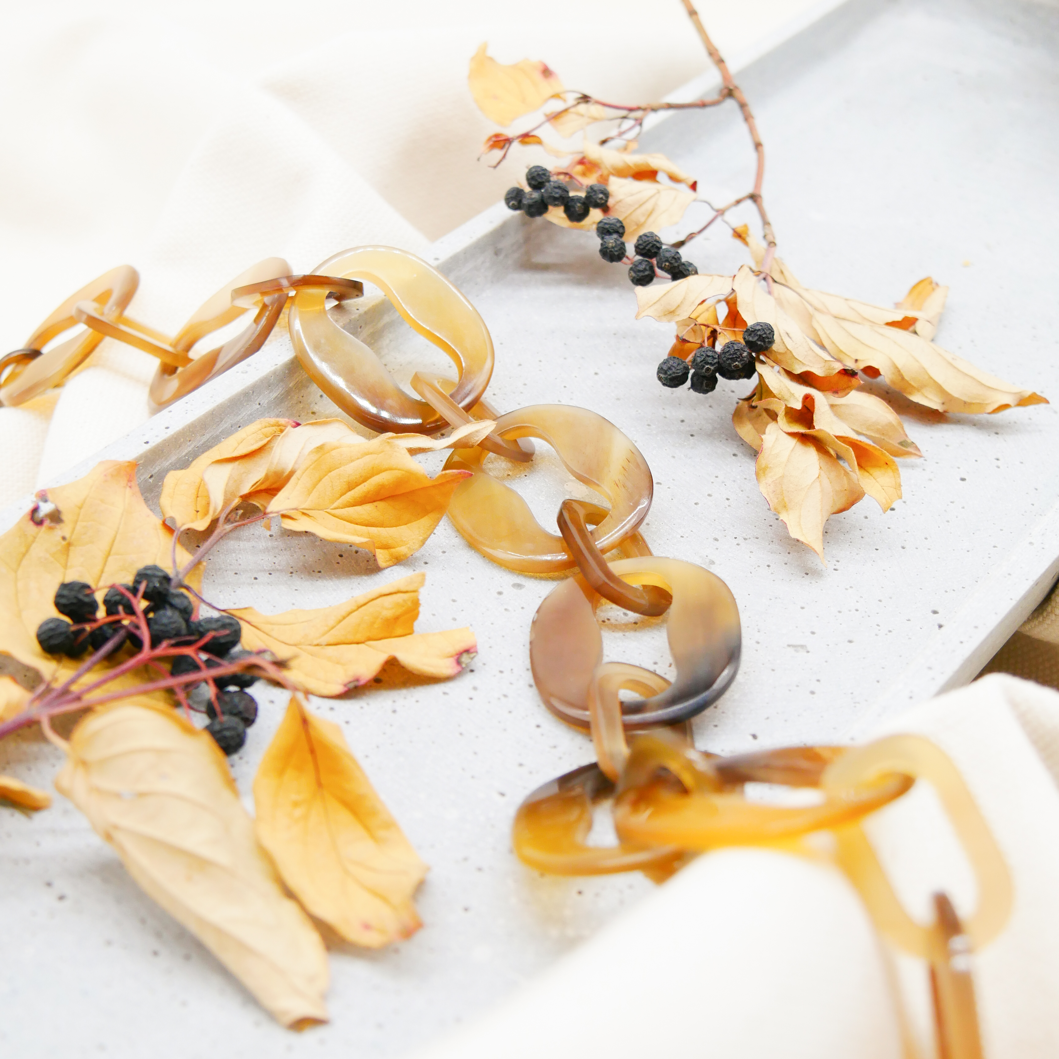 "Craft Art", kurze Kette Ovale mit Aussparung braun Horn "Craft Art", kurze Kette Ovale mit Aussparung braun Horn