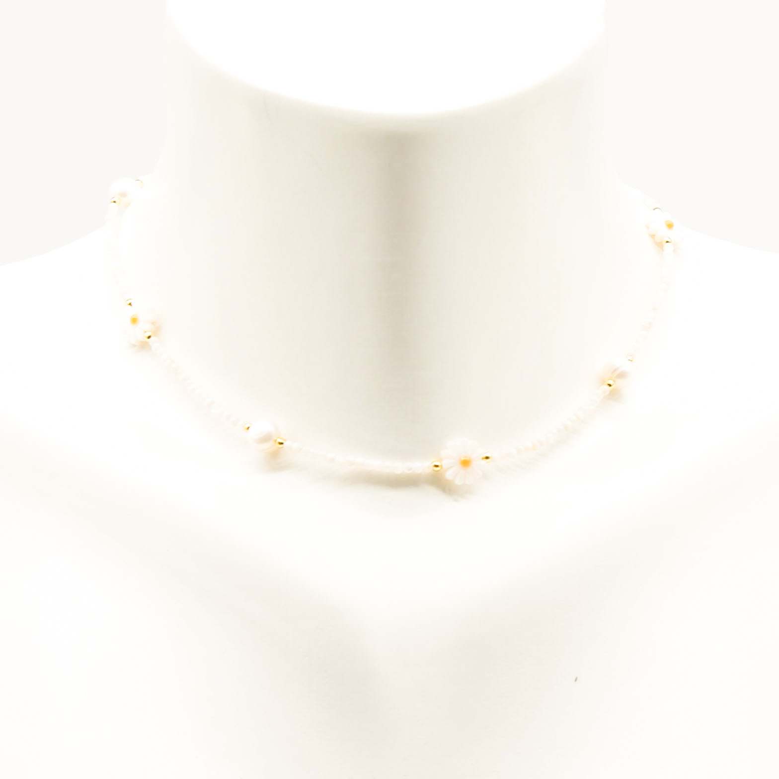 "Freshwater Pearls" kurze kurze Kette, SWZ Ø 8 kleine Muschelperlen, Kamillenblüte aus Muschel