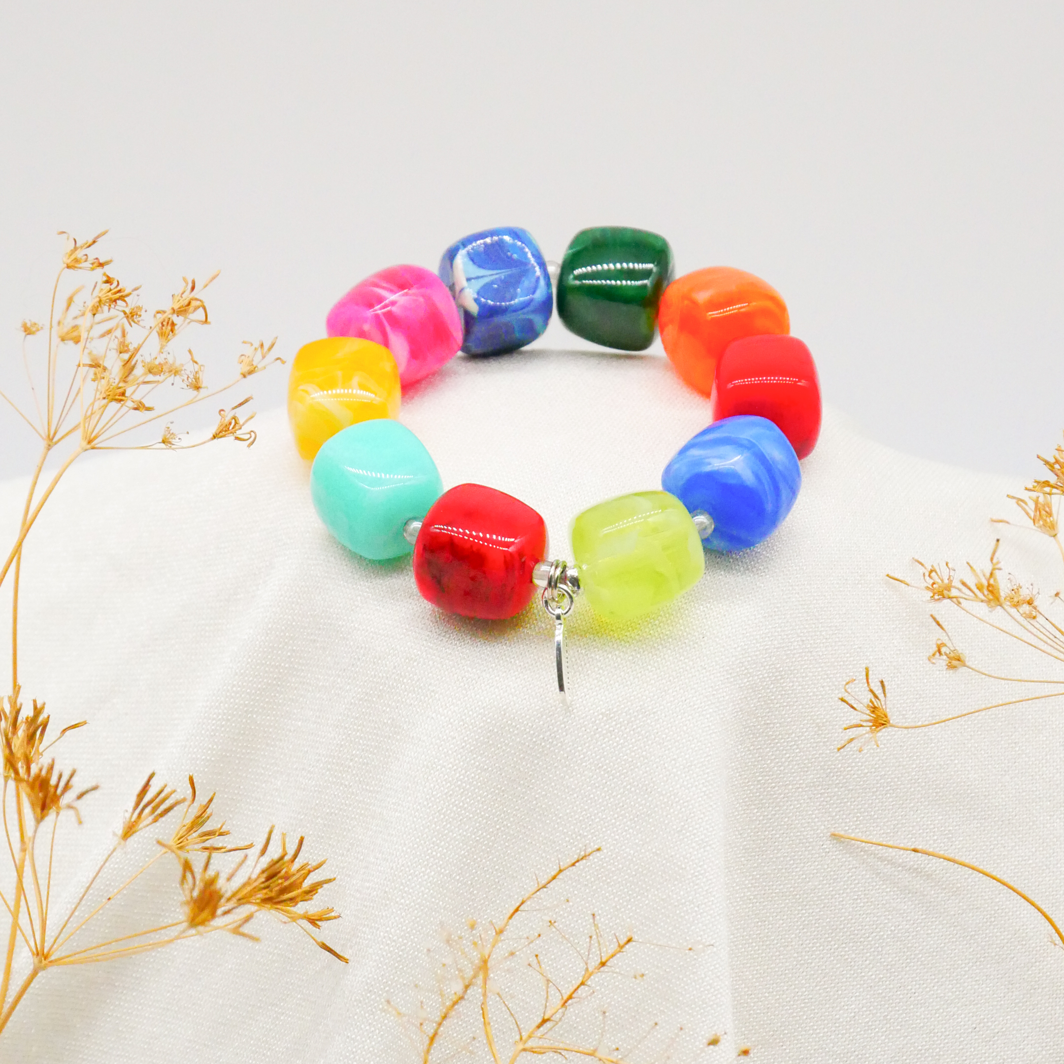 "Summer Feeling", Armband auf Gummi "Cube" ca. 16 x 16 mm Resinperlen, multicolor 