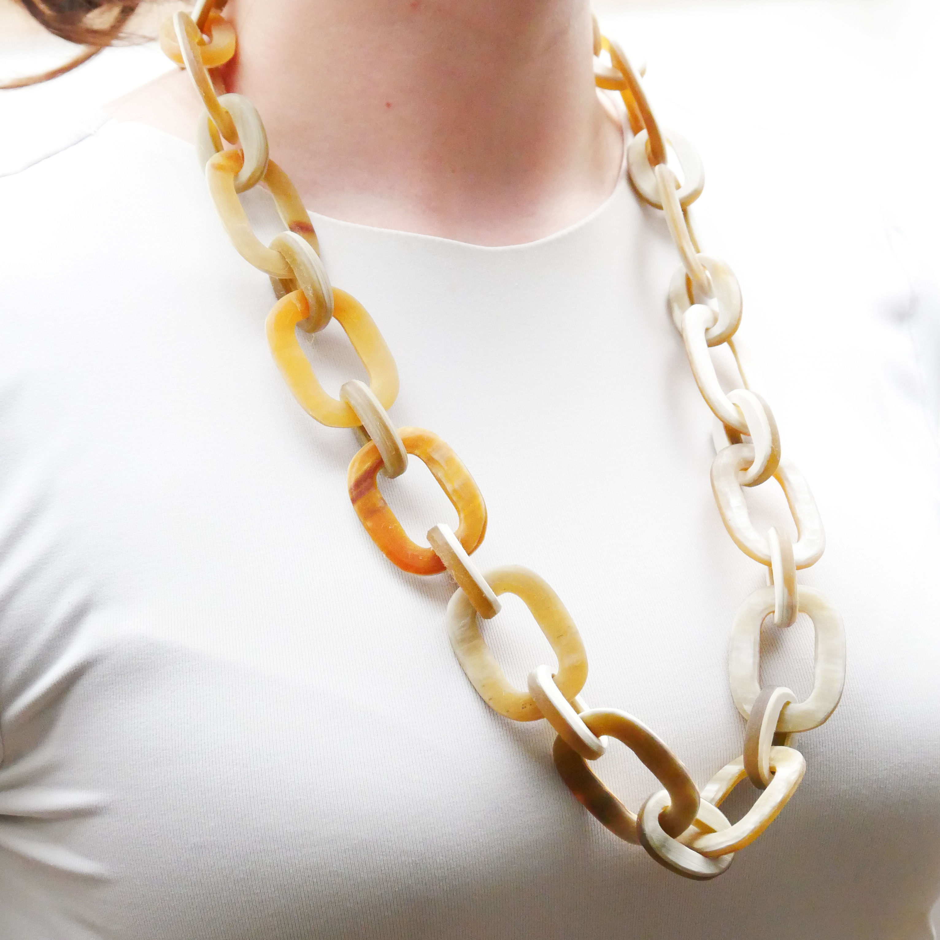  "Craft-Art", kurze Kette ca. 75 cm verschiedene abgerundete Rechtecke, weißes Horn matt 