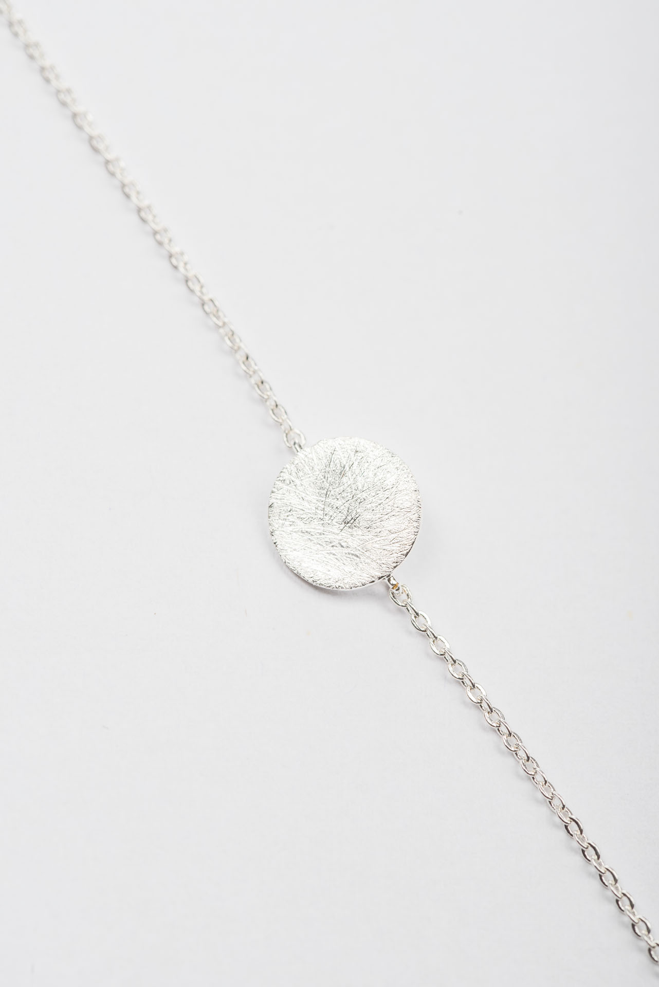 "Fine Filigré" feines Armband, flache mattierte Scheibe, versilbert