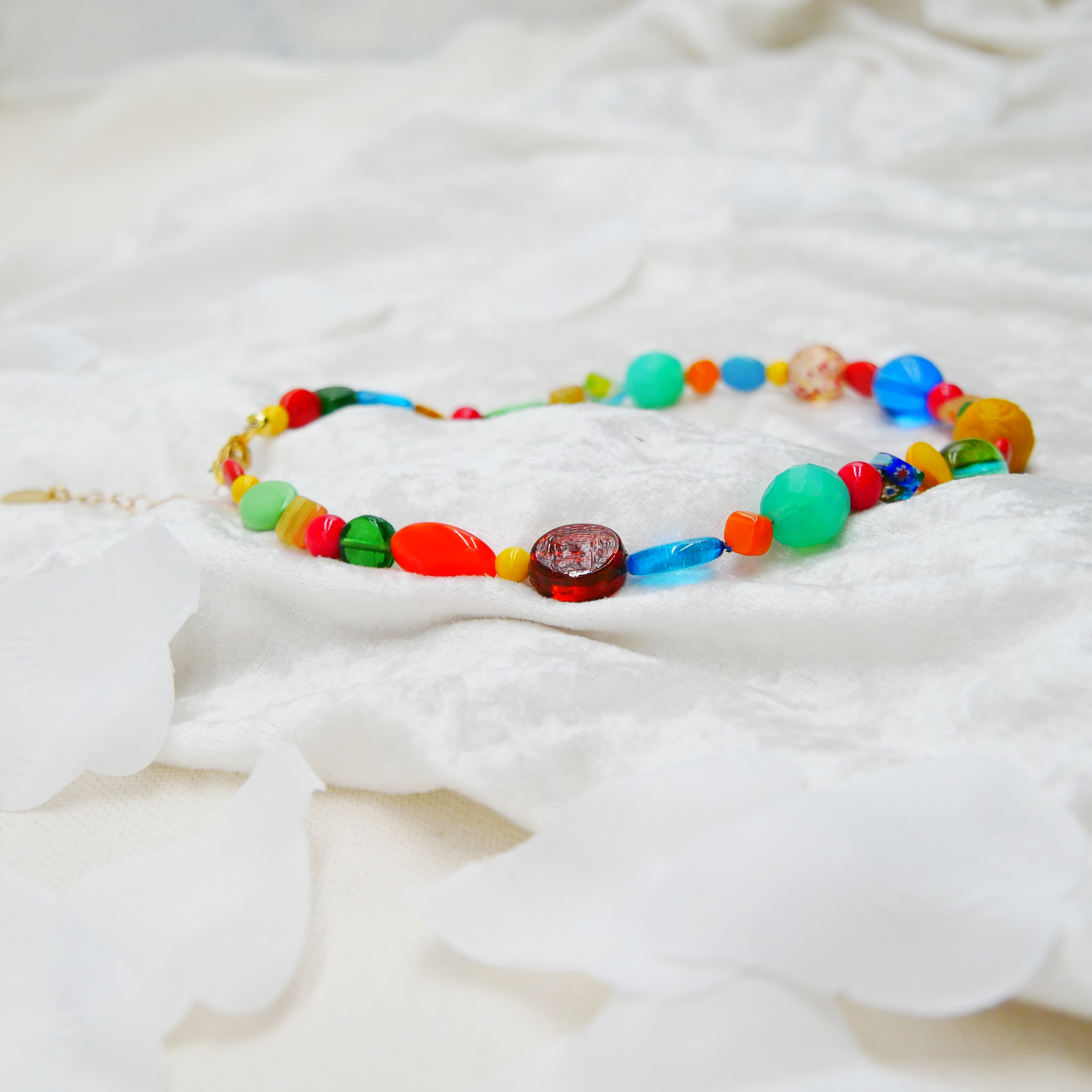 "Summer Feeling",  Kette aus verschiedenen Formen, Glas- und Resin Perlen, multicolor 