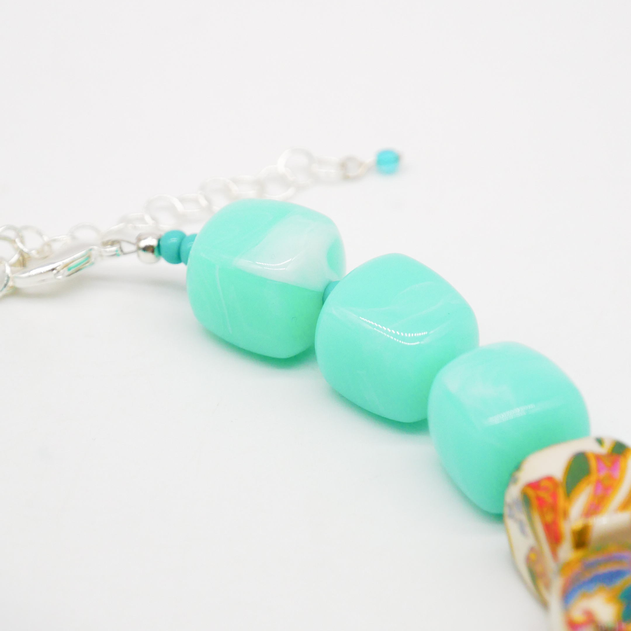 "Summer Feeling", kurze Kette "Cube" Resin- und Papercoated Perlen ca. 16 x 16 mm türkis