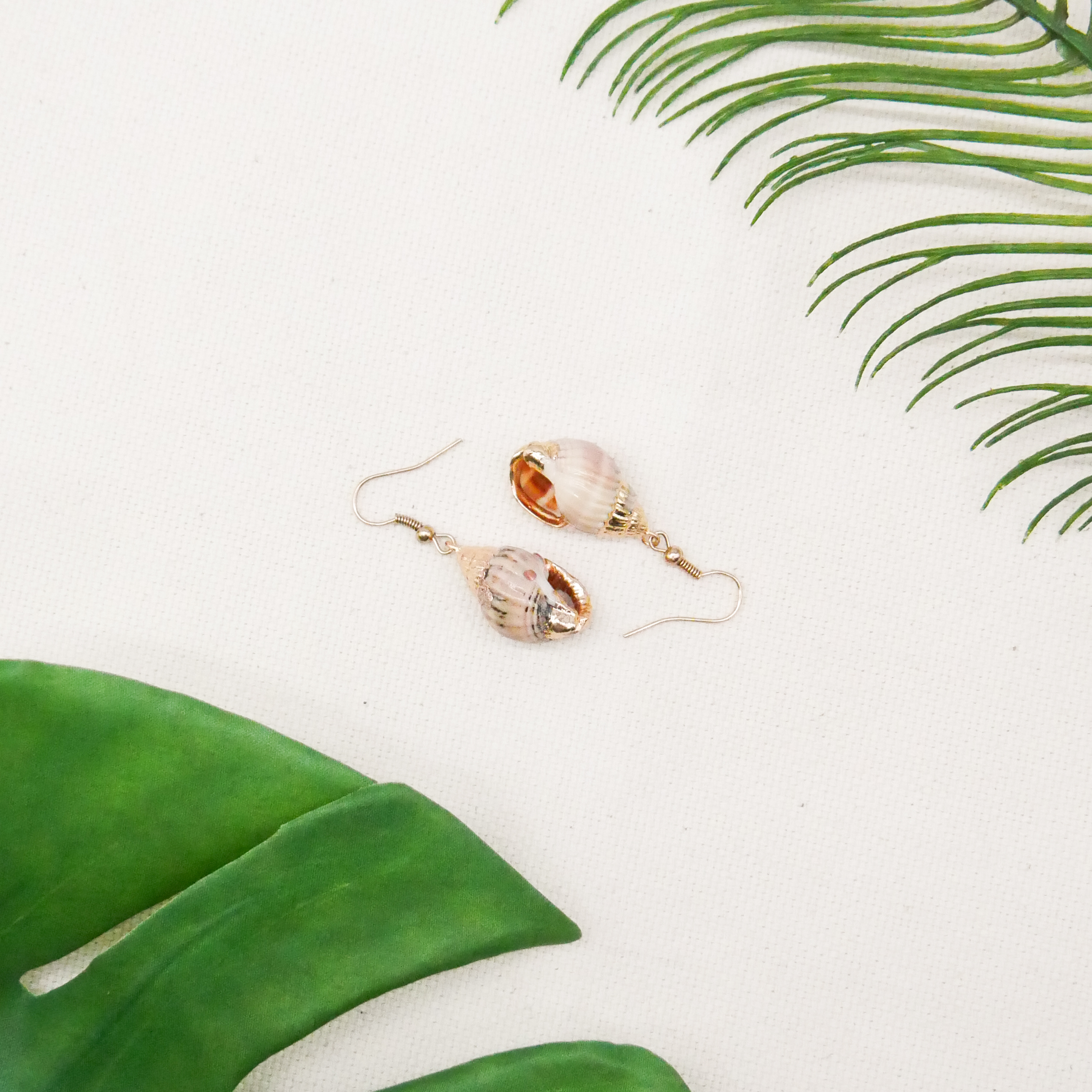  "Shell" Ohrhänger große Strandschnecke goldfarben, kleine Strandschnecke