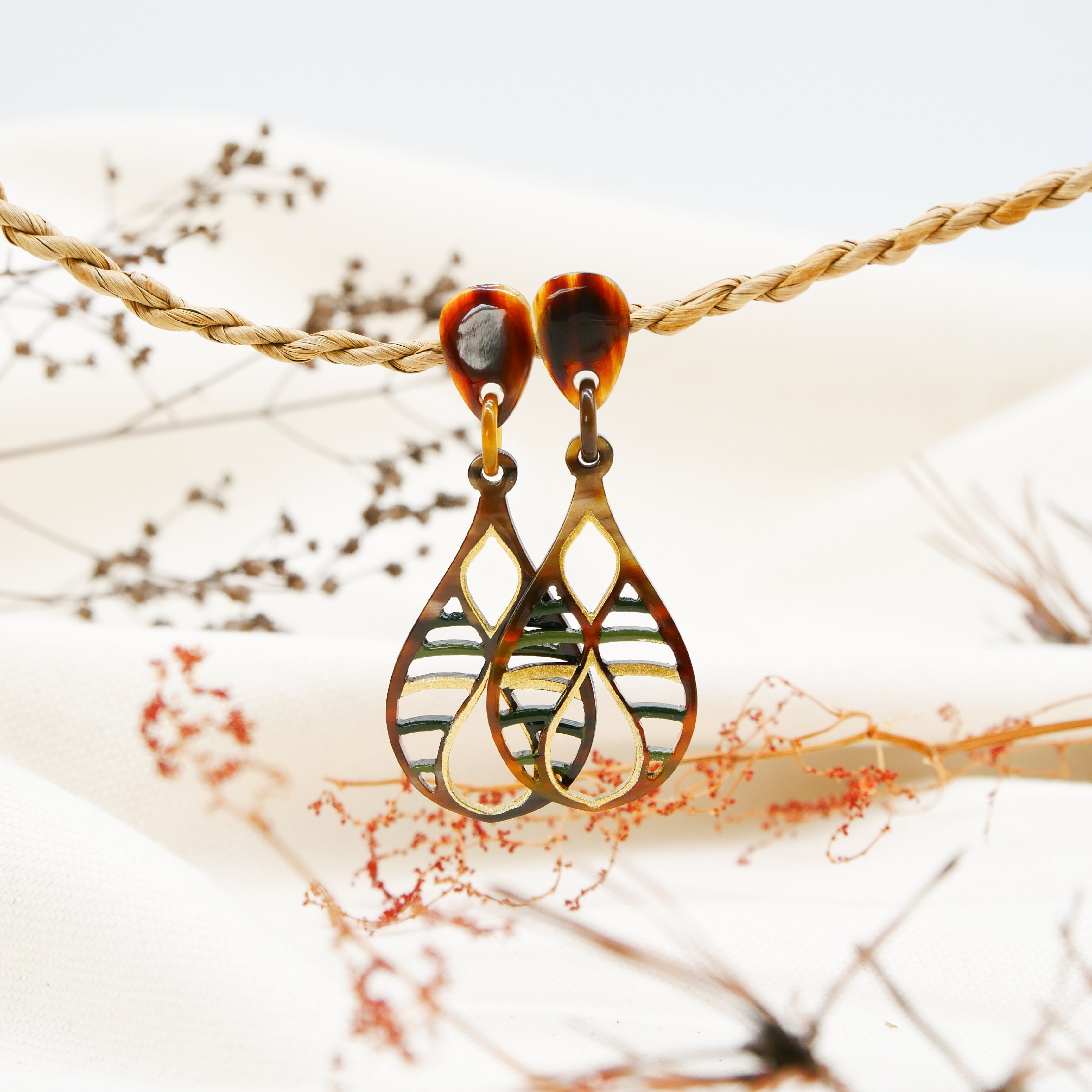 "Craft Art", Ohrring "Teardrop", braunes afrikanisches Horn, Lack gold-grün "Craft Art", Ohrring "Teardrop", braunes afrikanisches Horn, Lack gold-grün