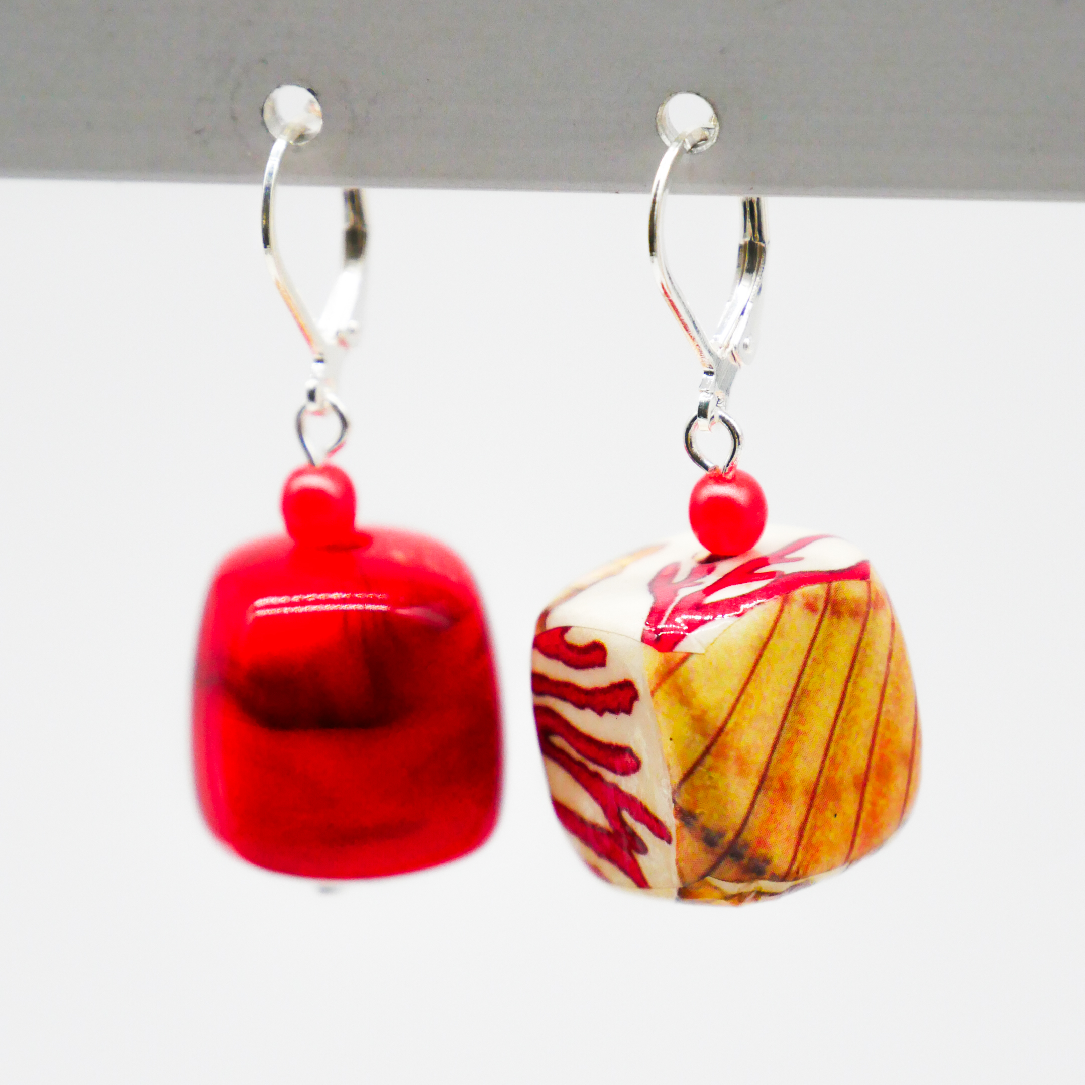 "Summer-Feeling" Ohrring "Cube" Resin- und Papercoated Perlen, rot